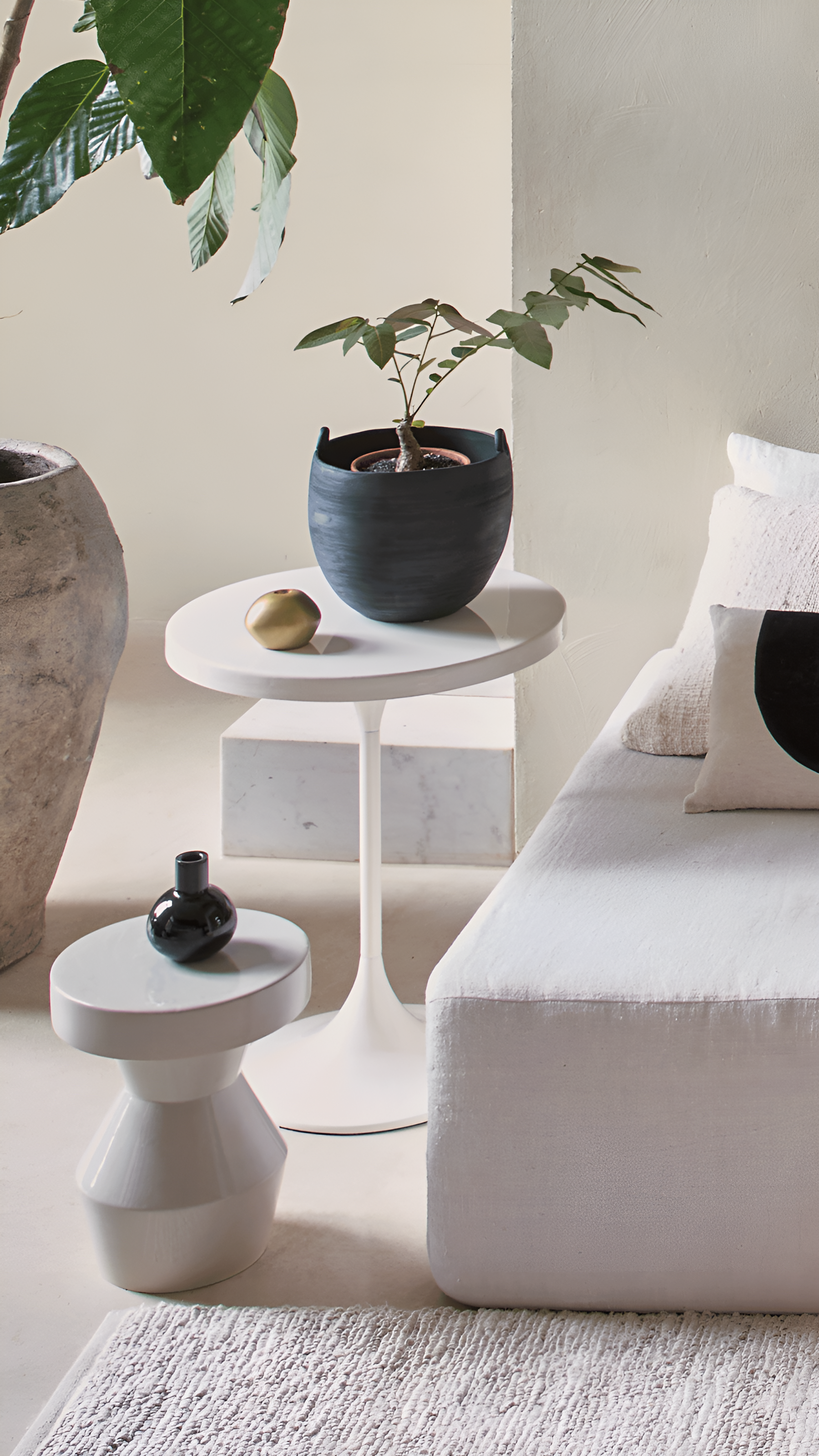 Bílý vysoký lesklý boční stolek