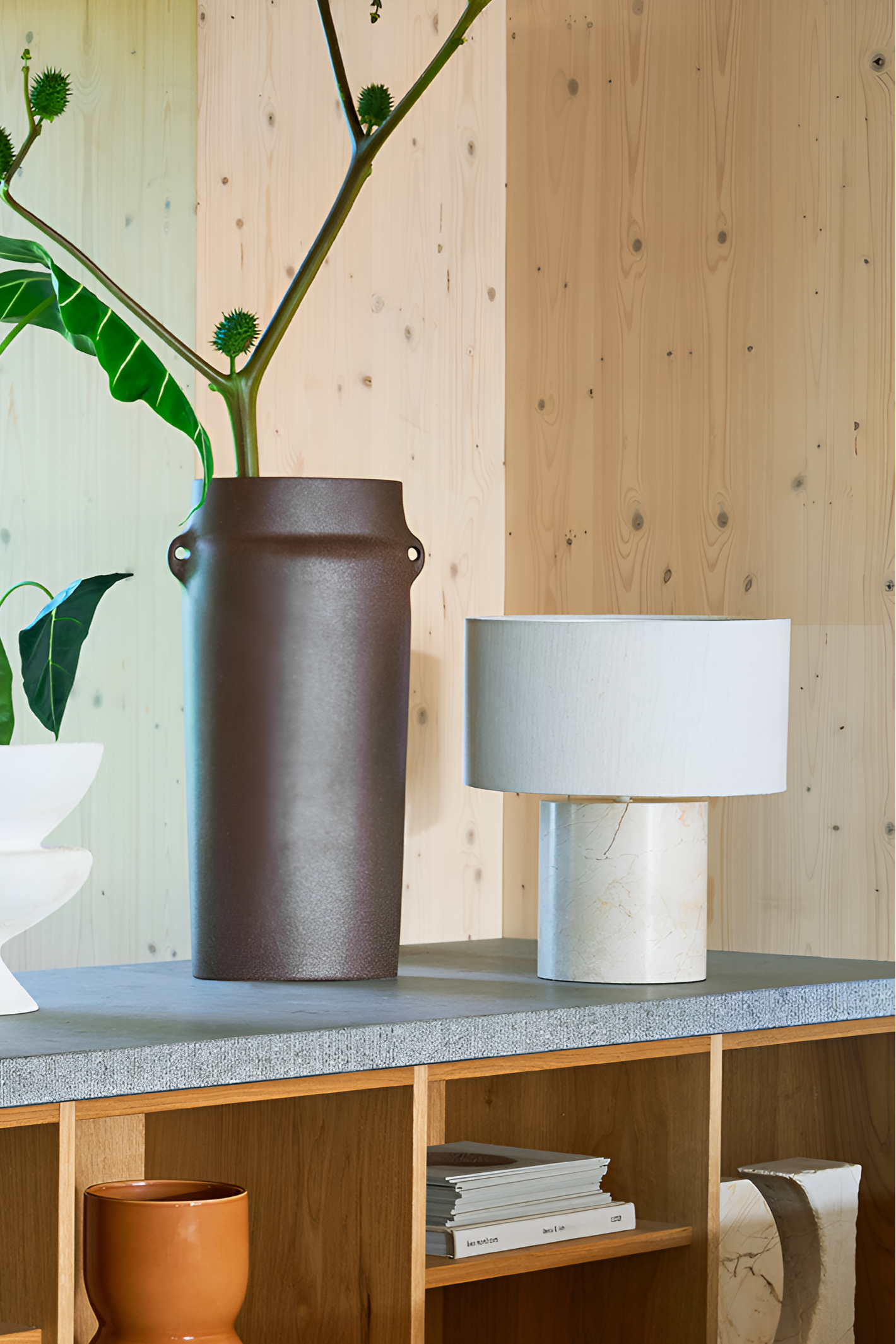 Stolní lampa TYRA s mramorovým podstavcem a lněným stínidlem