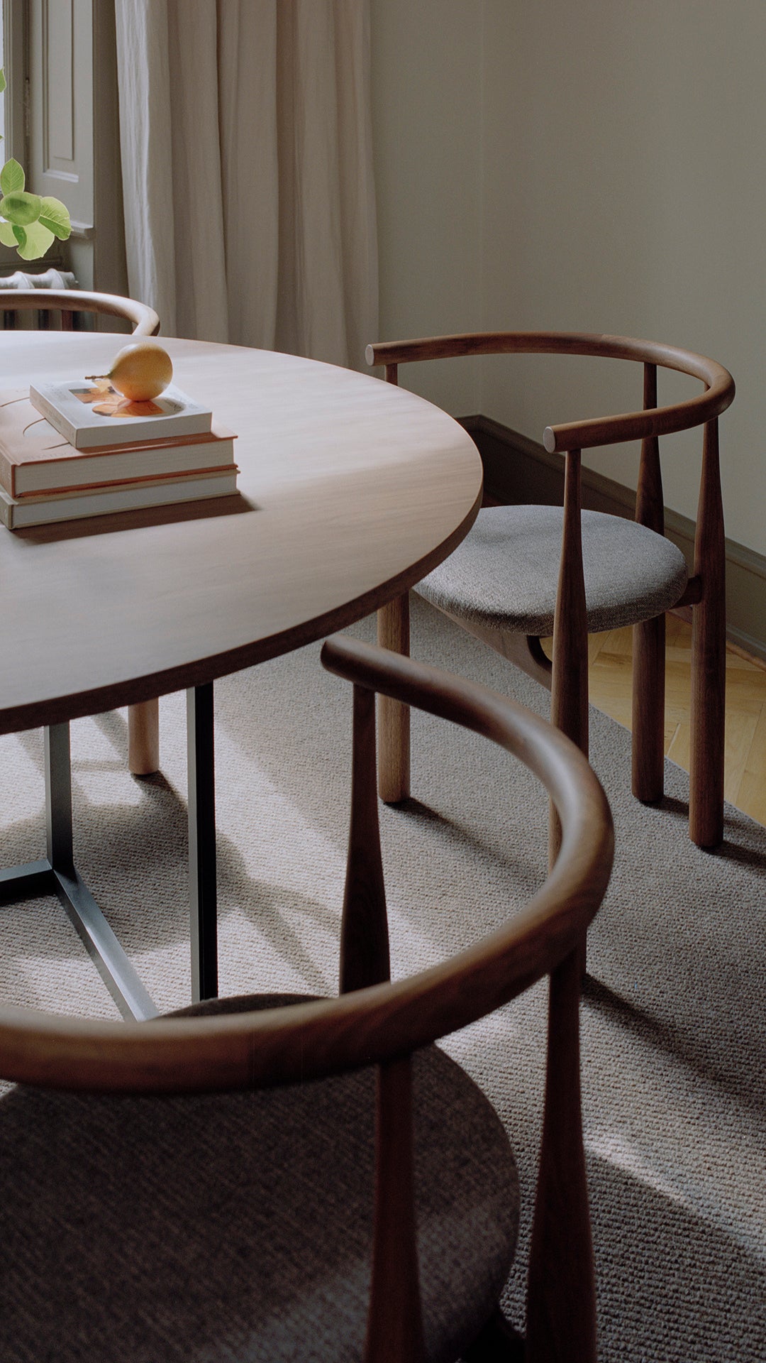 Čalouněné křeslo BUKOWSKI s ořechovým podstavcem