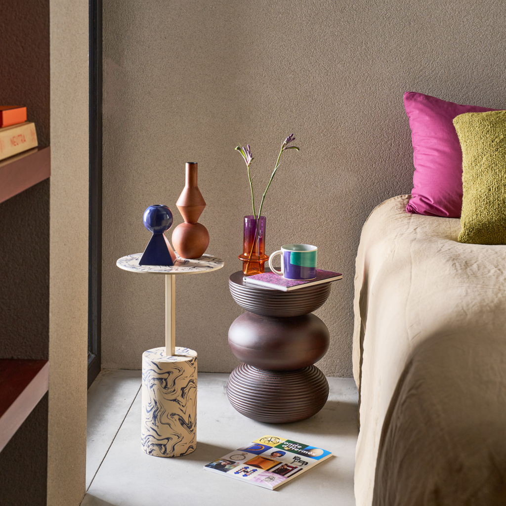 Béžový boční stolek STEN s modrou barvou