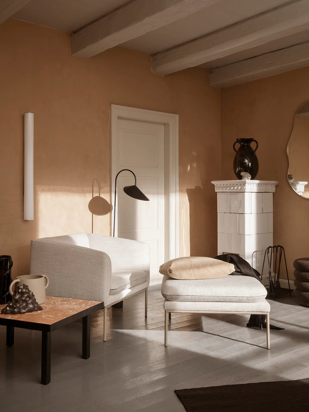 VUELTA LONG wall lamp in white with a steel finish