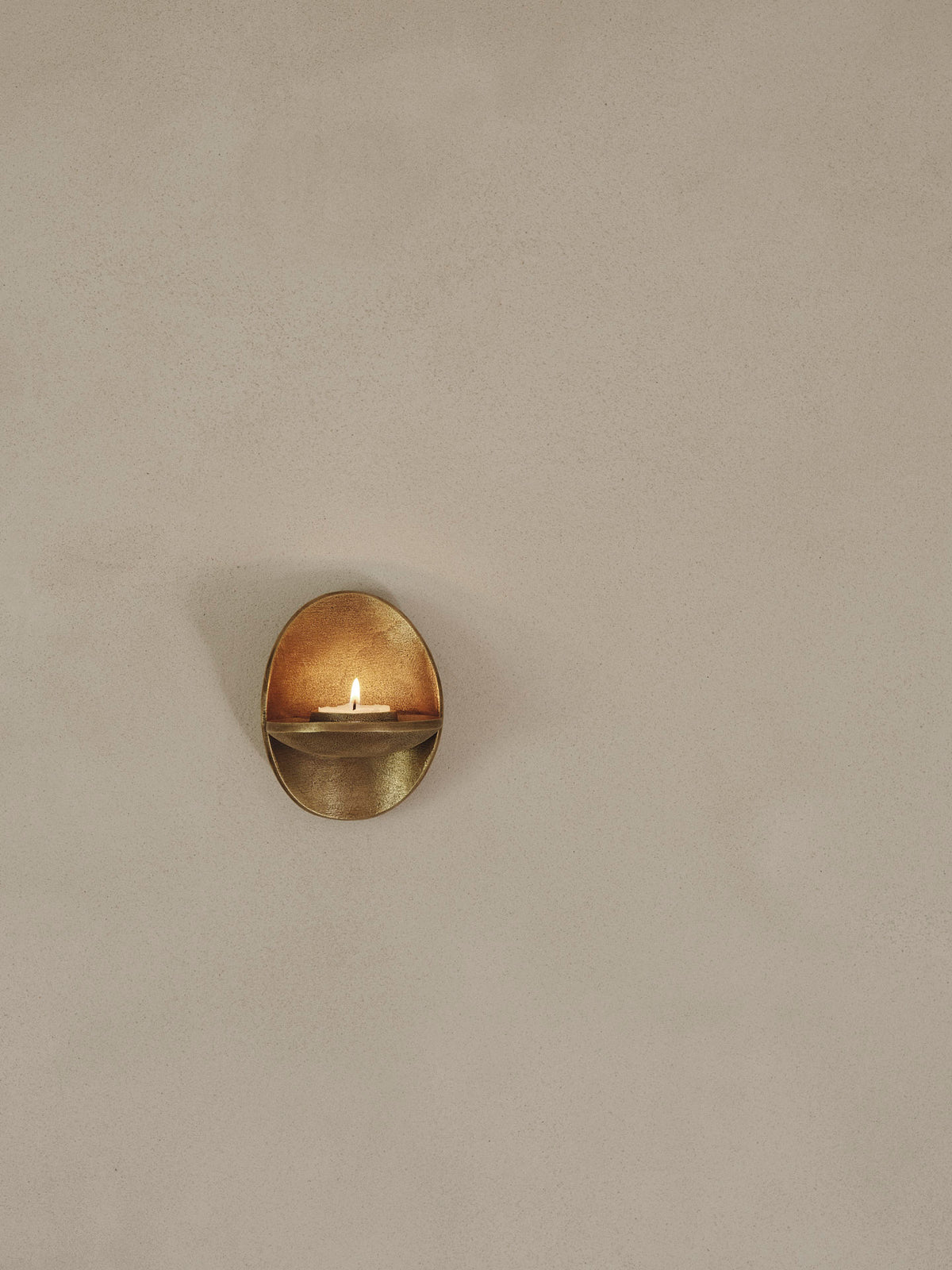 Świecznik ścienny AGAPÉ TEALIGHT mosiężne wykończenie – mosiądz, ferm LIVING