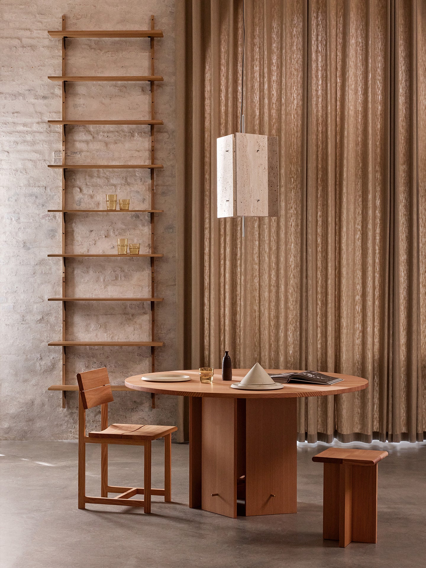 Kulatý stůl AUKKO z masivního dřeva douglasky