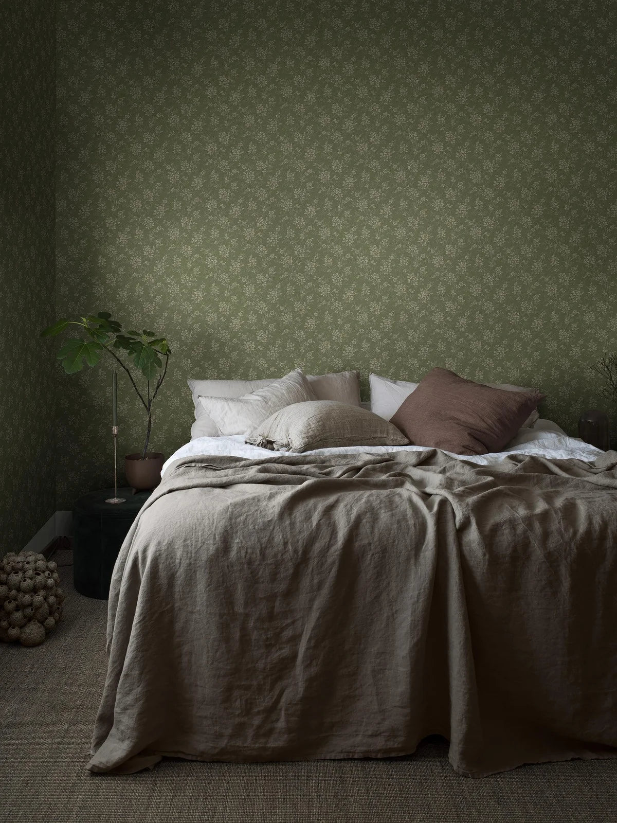 Wallpaper with a floral pattern HIP ROSE green