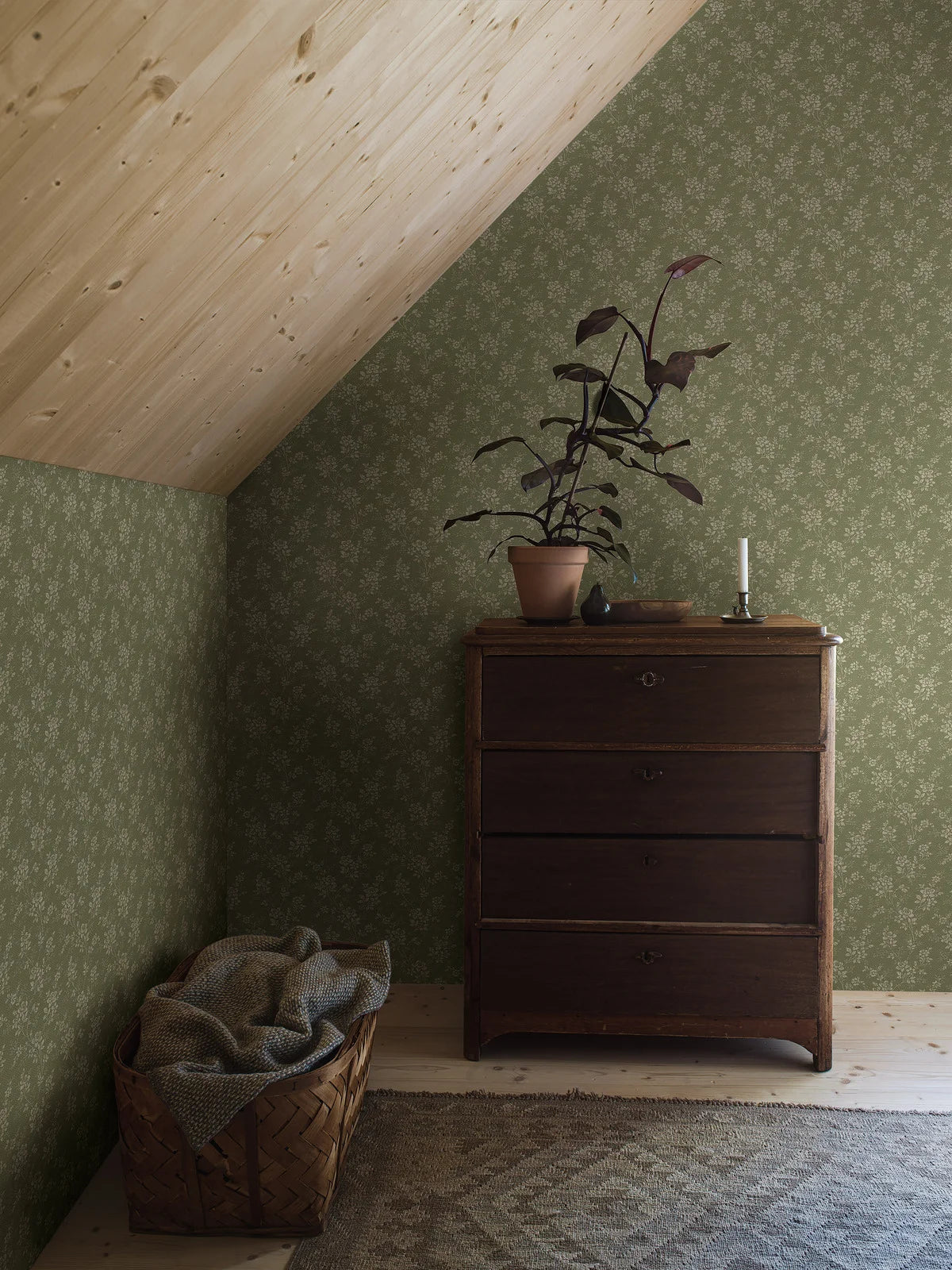 Wallpaper with a floral pattern HIP ROSE green