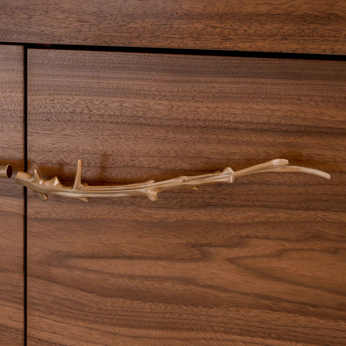 Komoda CHARFORD ořechový fornir