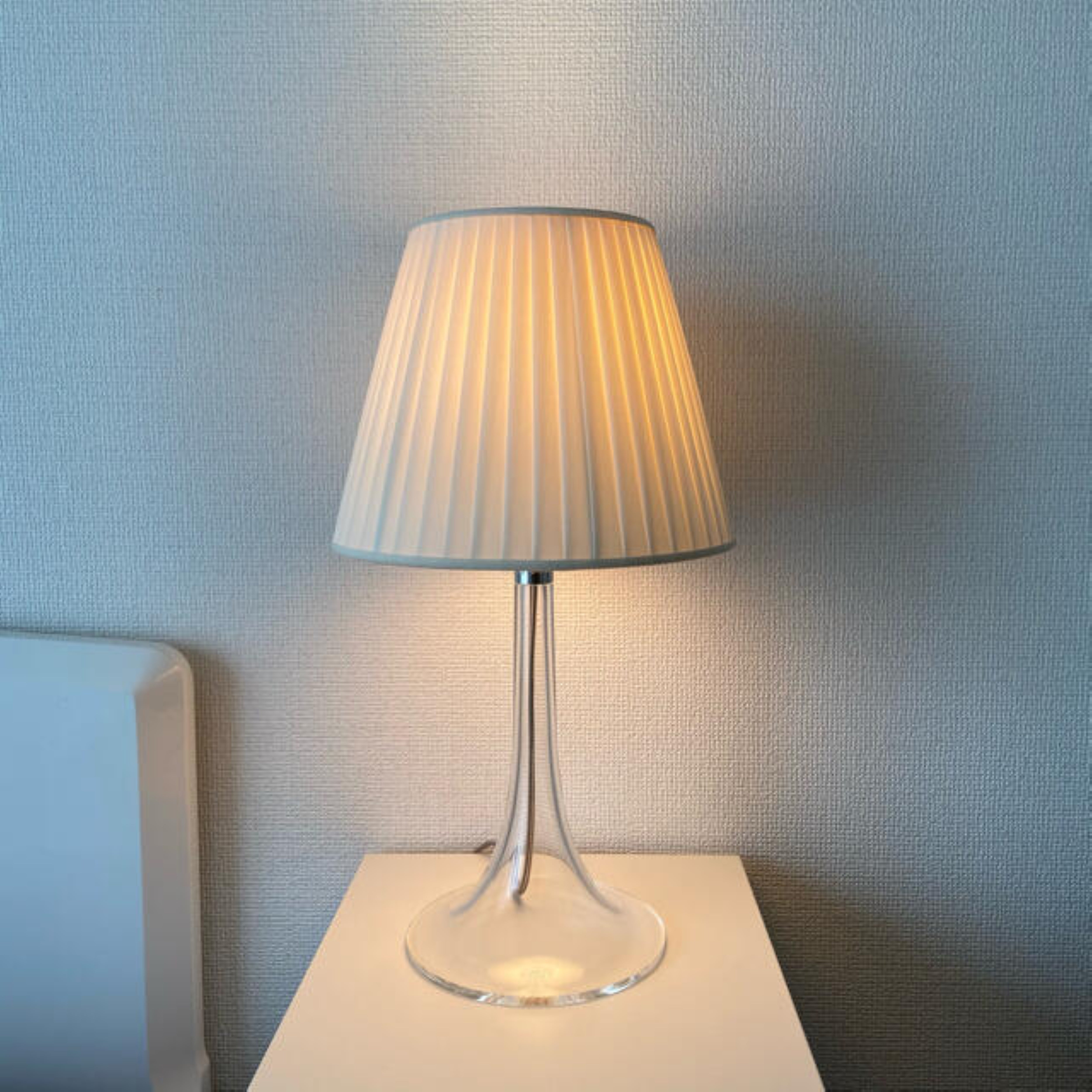 Stolní lampa MISS K s textilním stínidlem