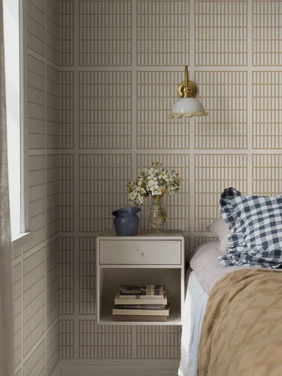 Tapeta s geometrickým vzorem ALVAR AALTO 14/6 béžová s bílou