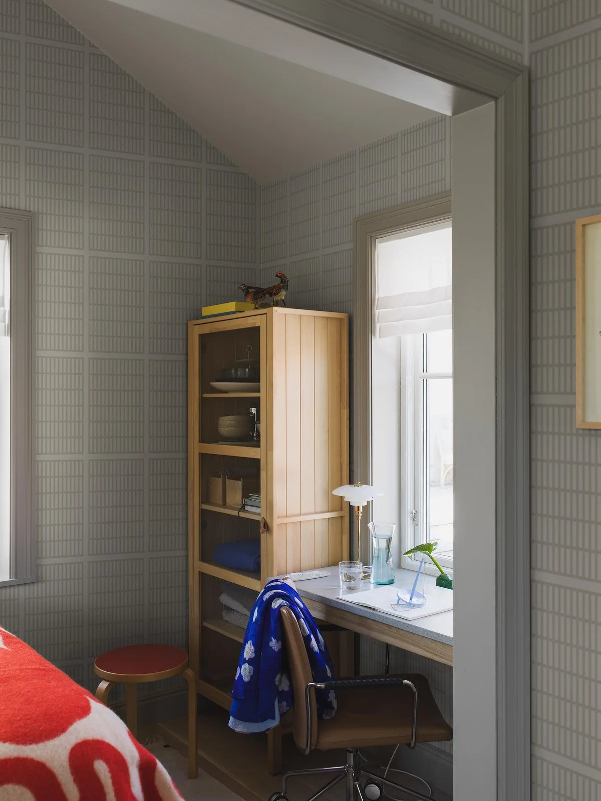 Tapeta s geometrickým vzorem ALVAR AALTO 14/6 bílá se šedou