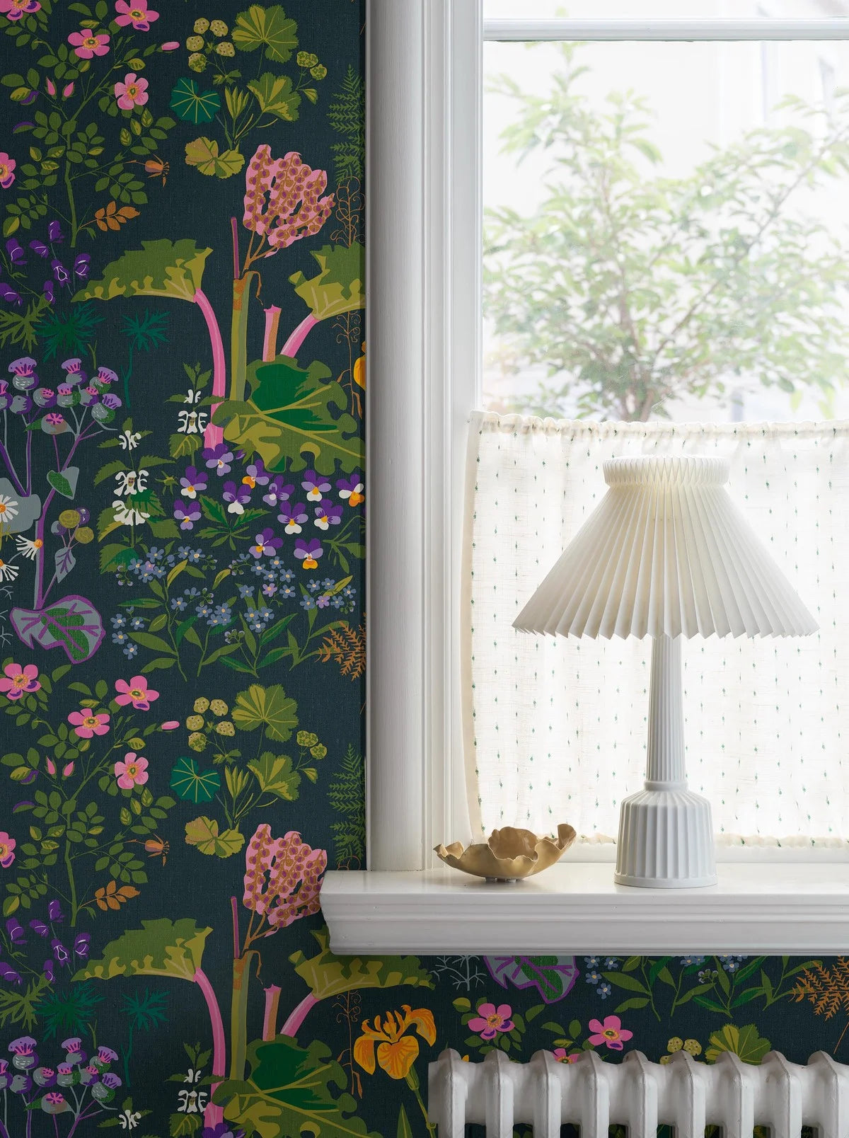 Wallpaper with a floral pattern GOCKEN JOBS RABARBER navy blue