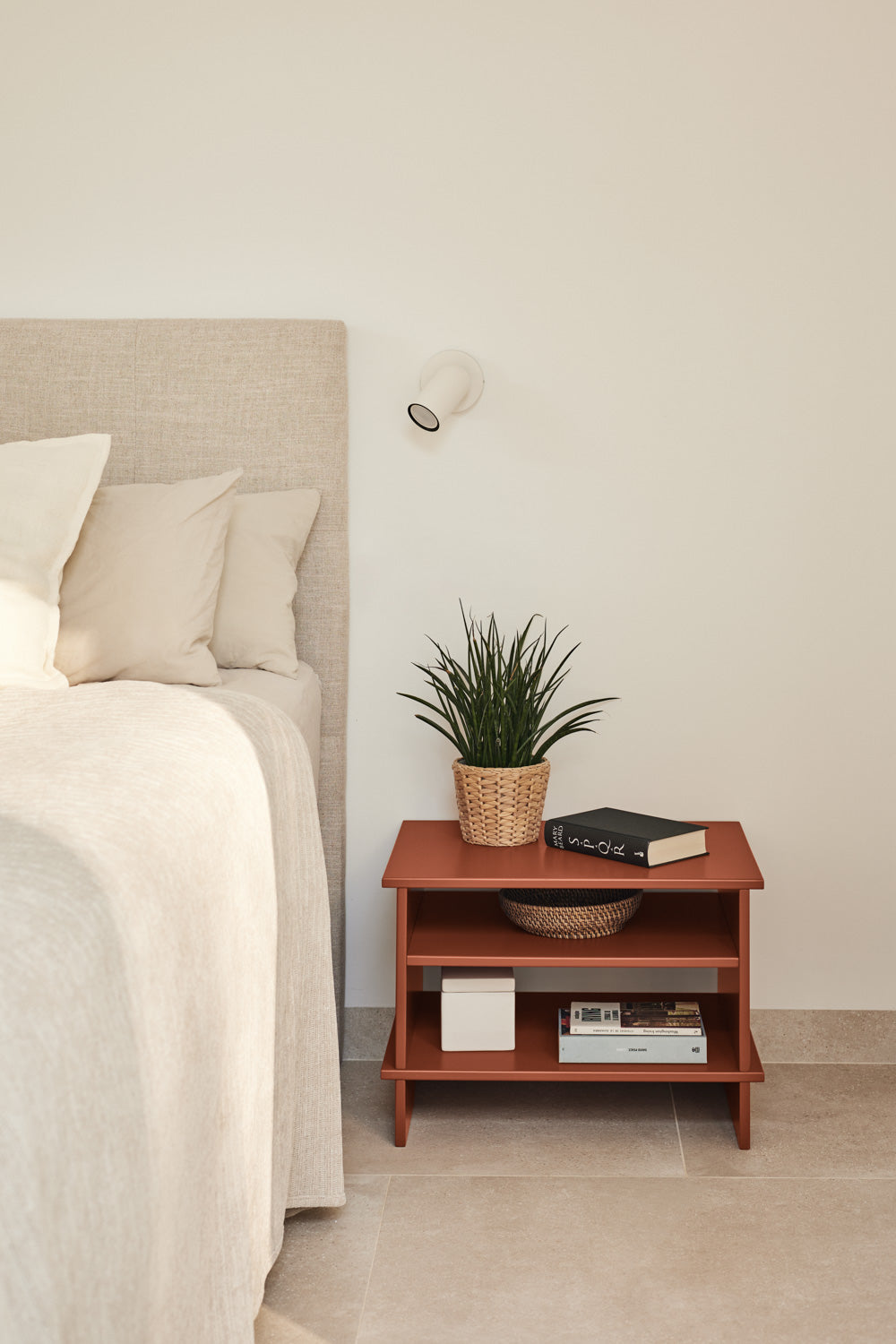 Noční stolek INARI cihlově červený