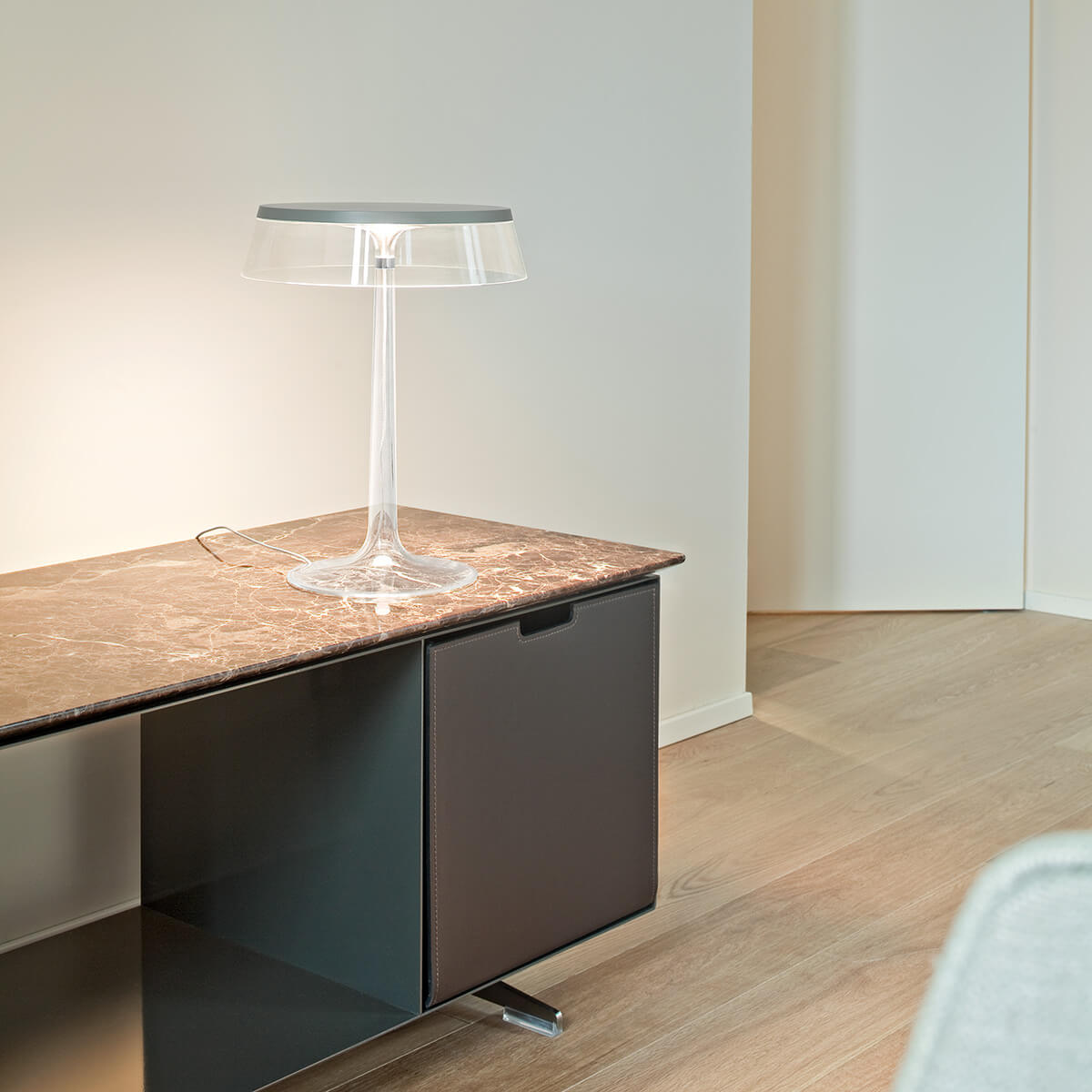 Stolní lampa BON JOUR matný chrom s průhledným stínidlem