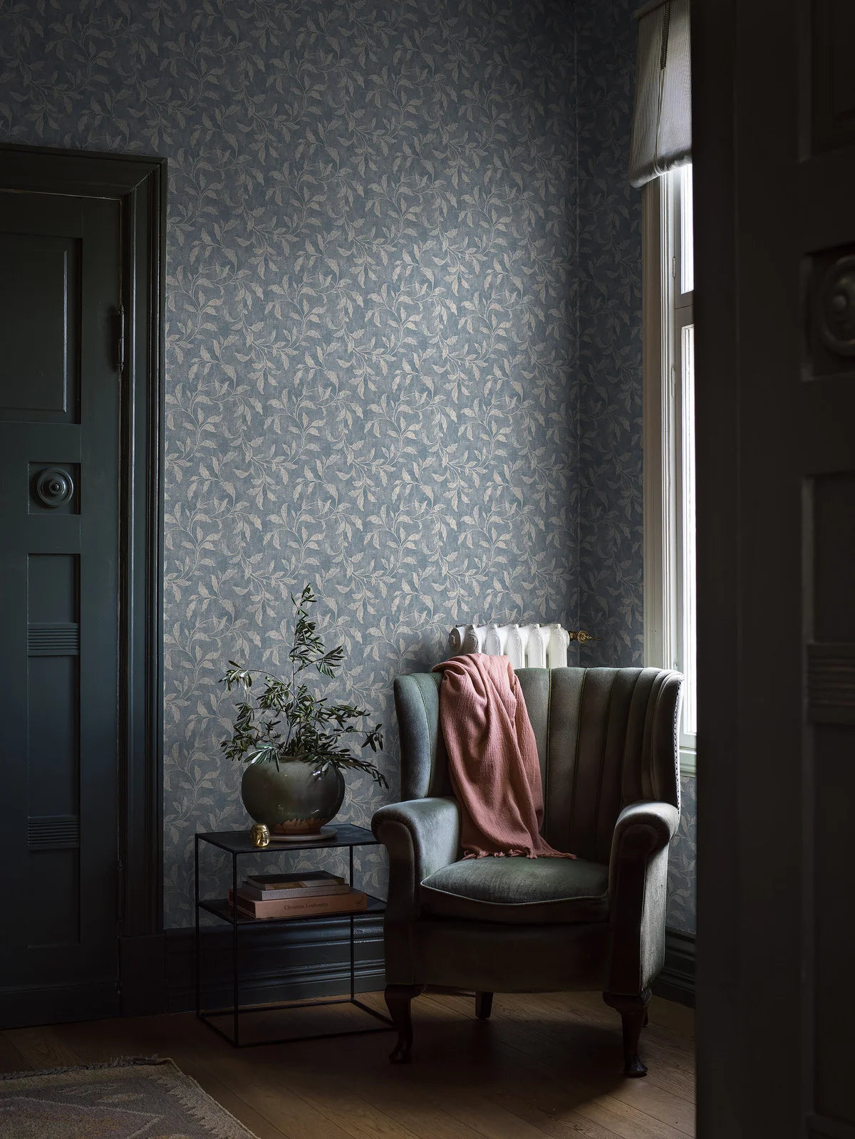 Papírová flizelinová tapeta s rostlinným vzorem ROSEWOOD NIGHT modrá