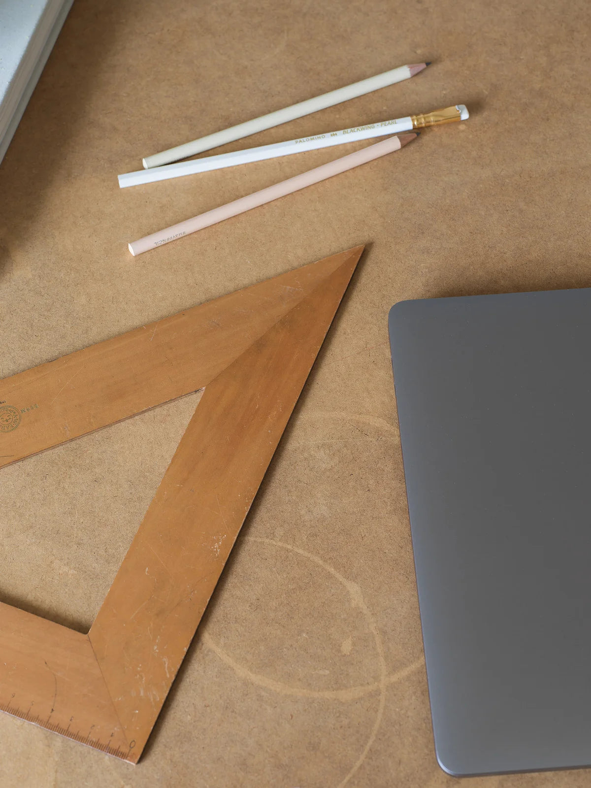 Tapeta z roślinnym wzorem kwiatów i liści GRAZIA piaskowy beżowy