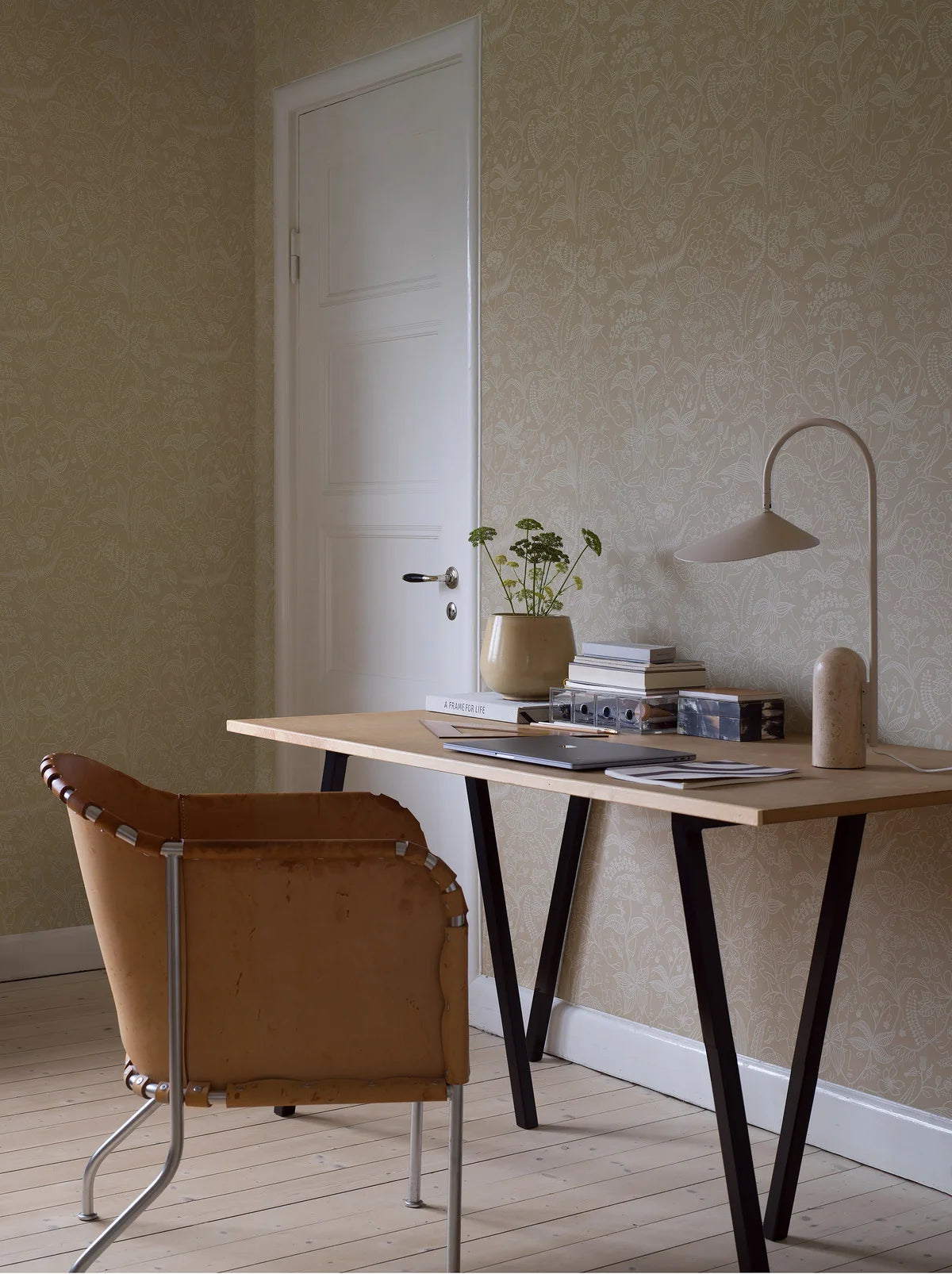 Tapeta z roślinnym wzorem kwiatów i liści GRAZIA piaskowy beżowy