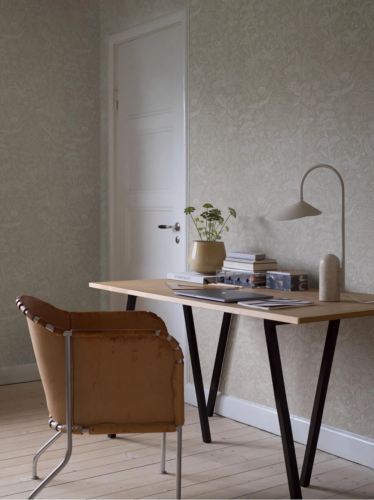 Tapeta z roślinnym wzorem kwiatów i liści GRAZIA szary z białym