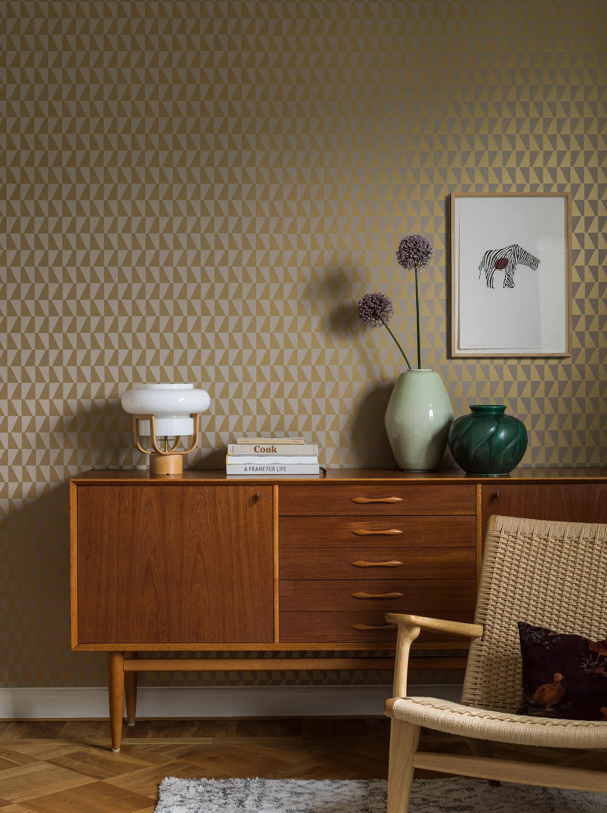 Non-woven paper wallpaper with geometric TRAPEZ pattern in beige with gold