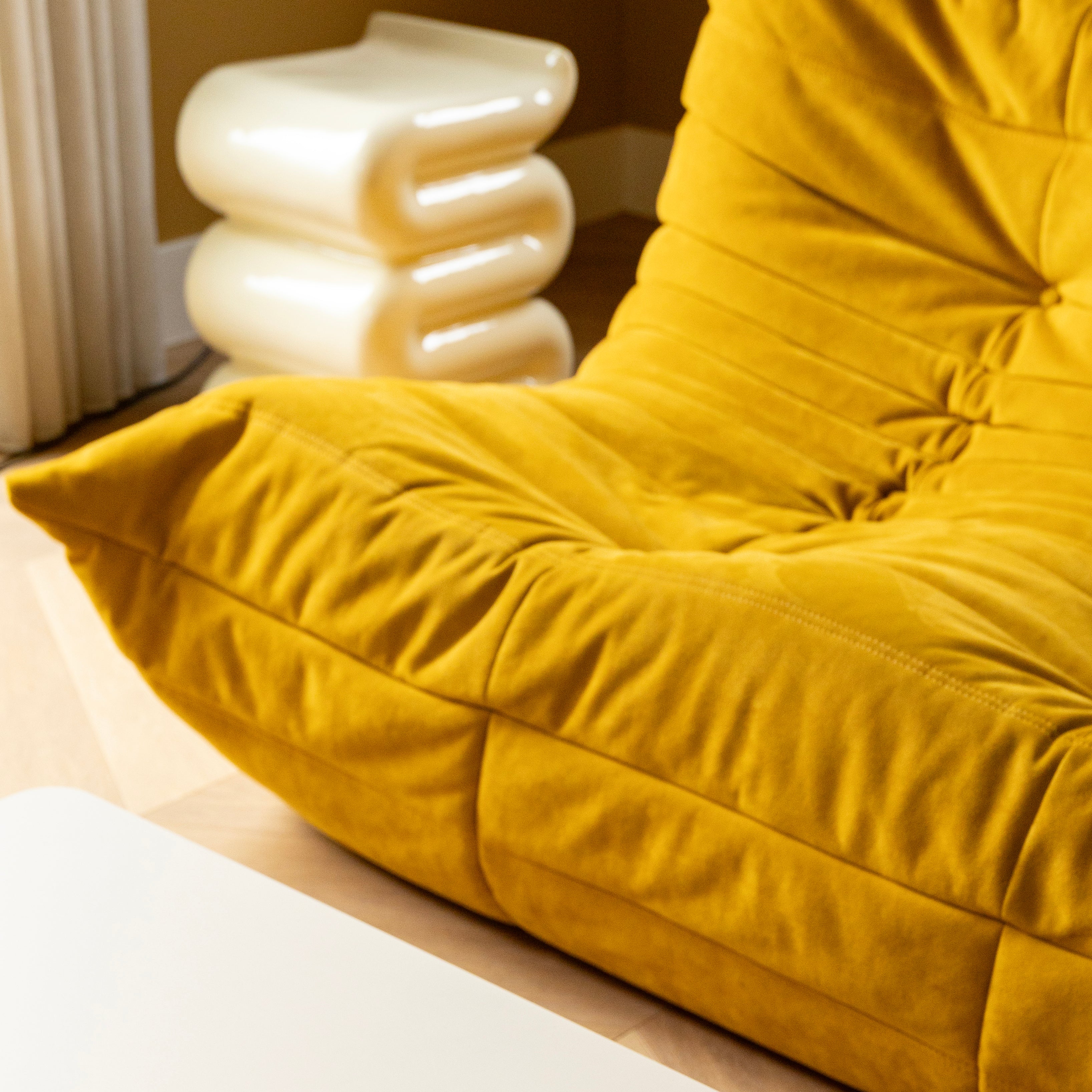 Kremový boční stolek WHIP