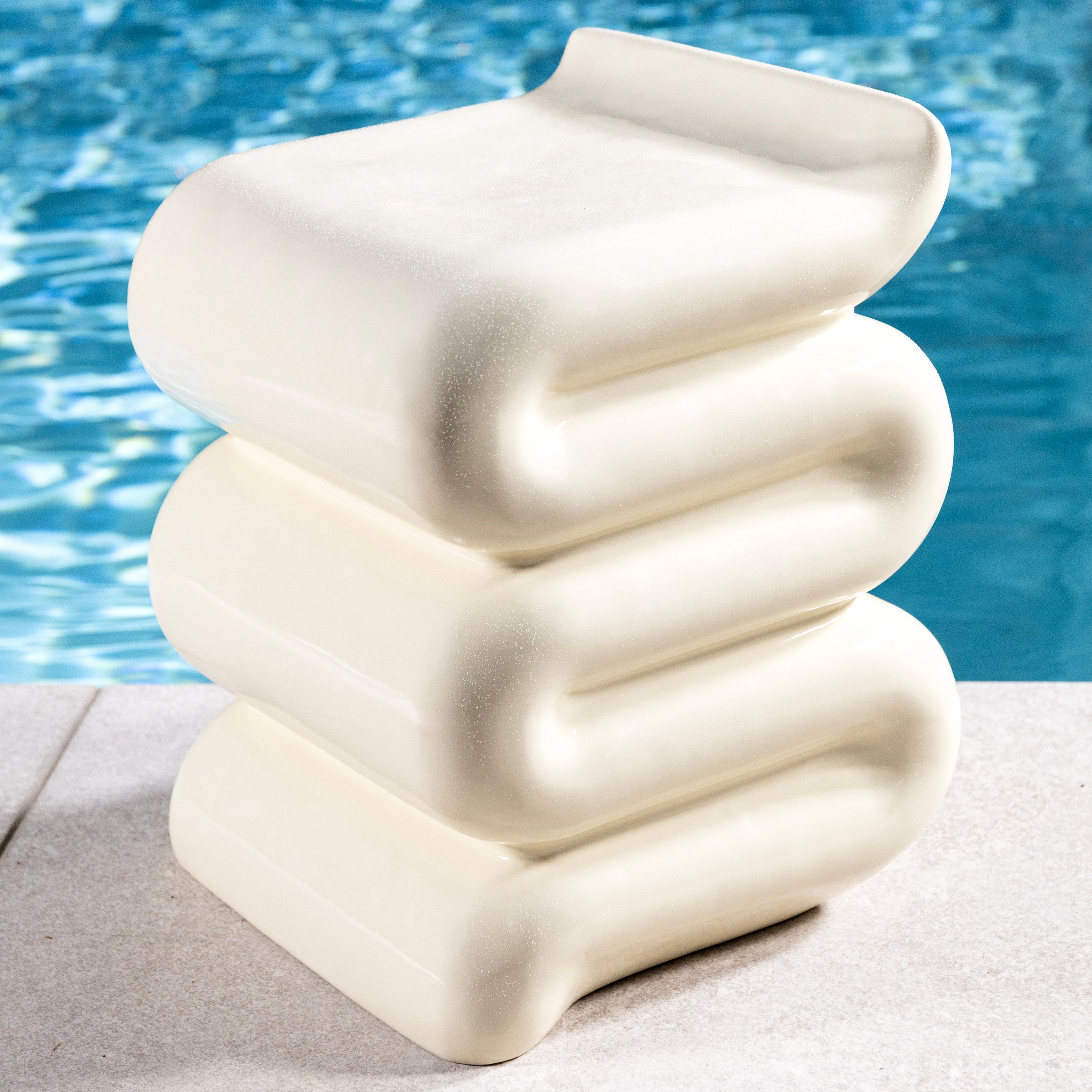 Kremový boční stolek WHIP