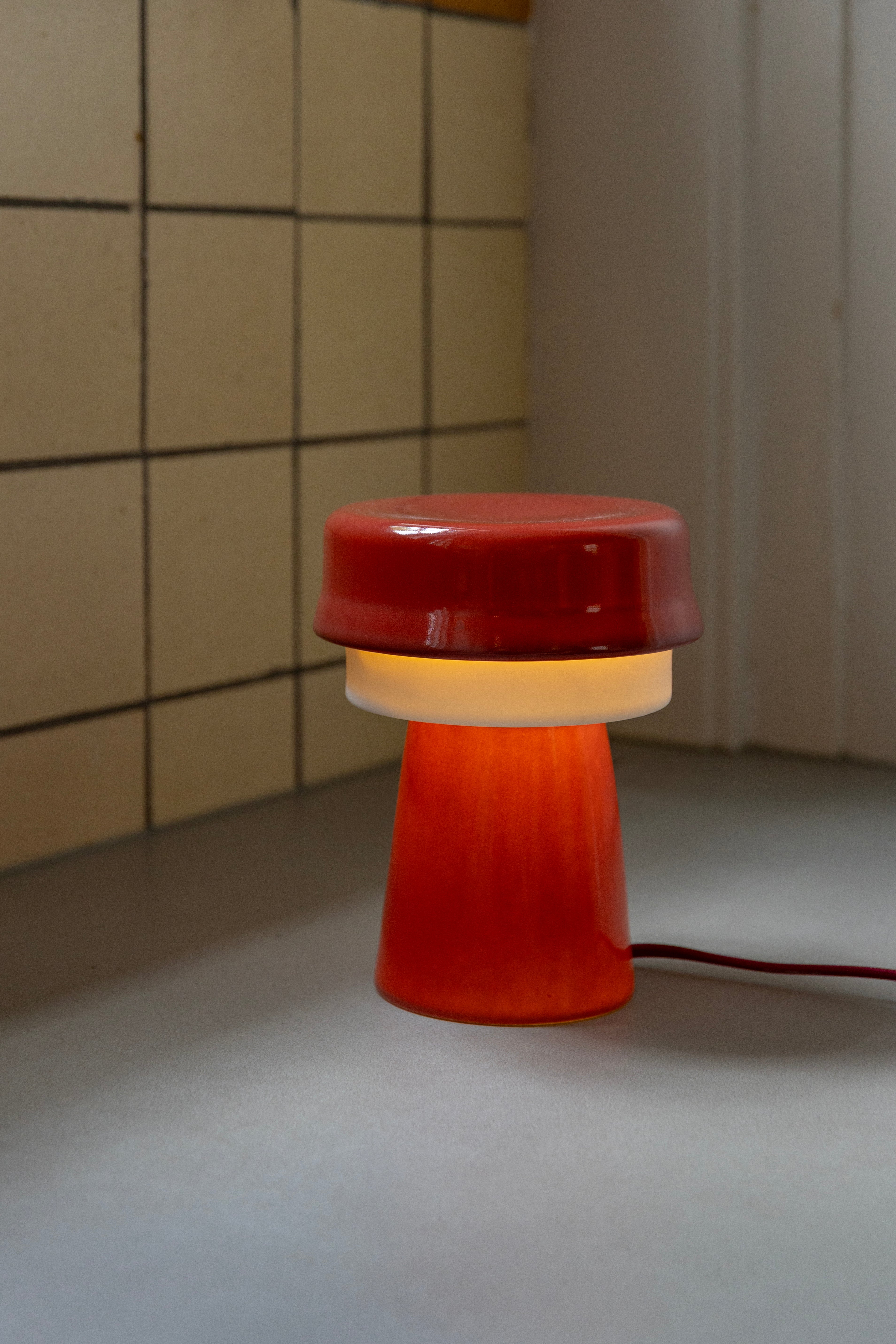 Stolní lampa HAT burgundová s bílou