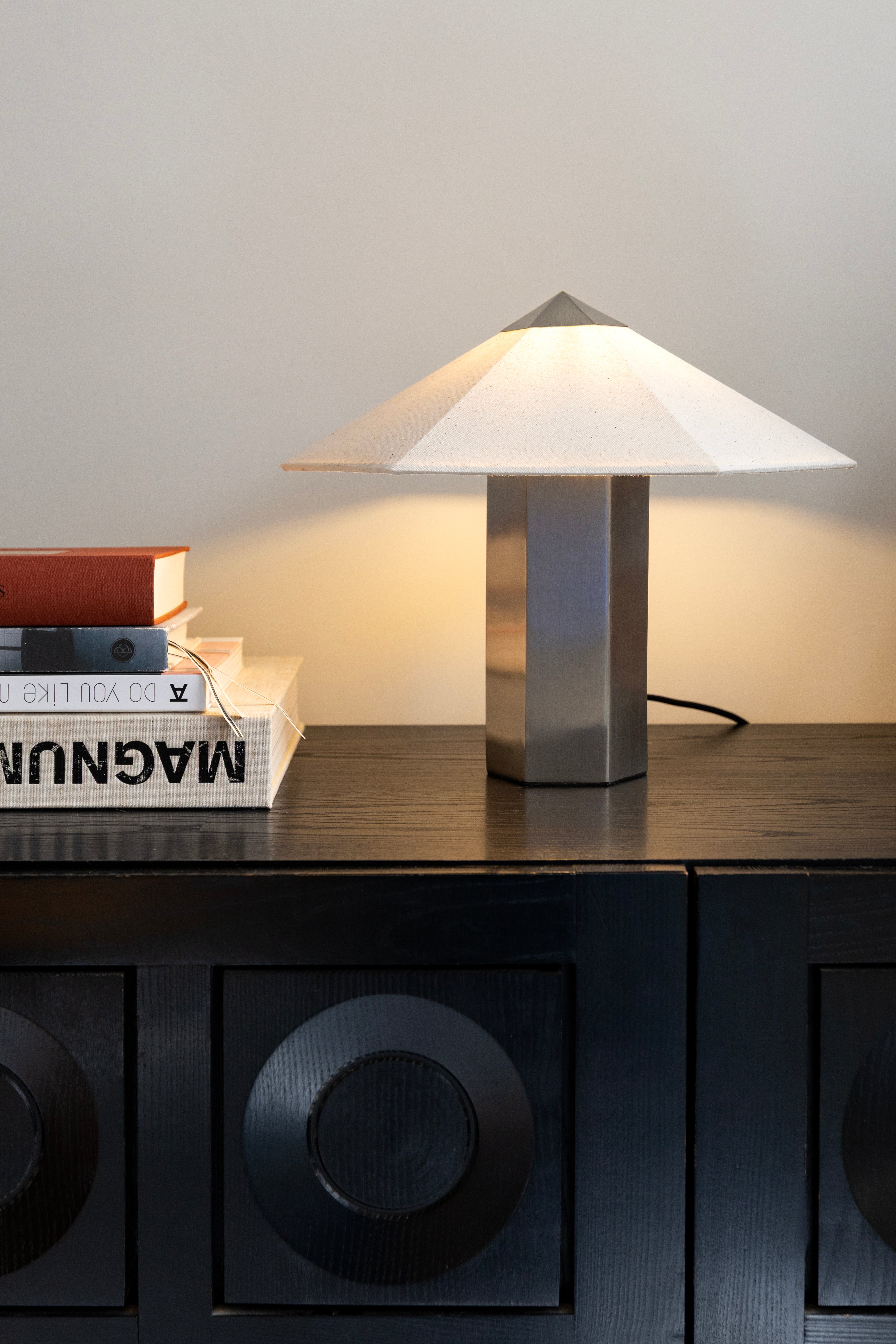 Stolní lampa PHIRA stříbrná s lněným stínidlem