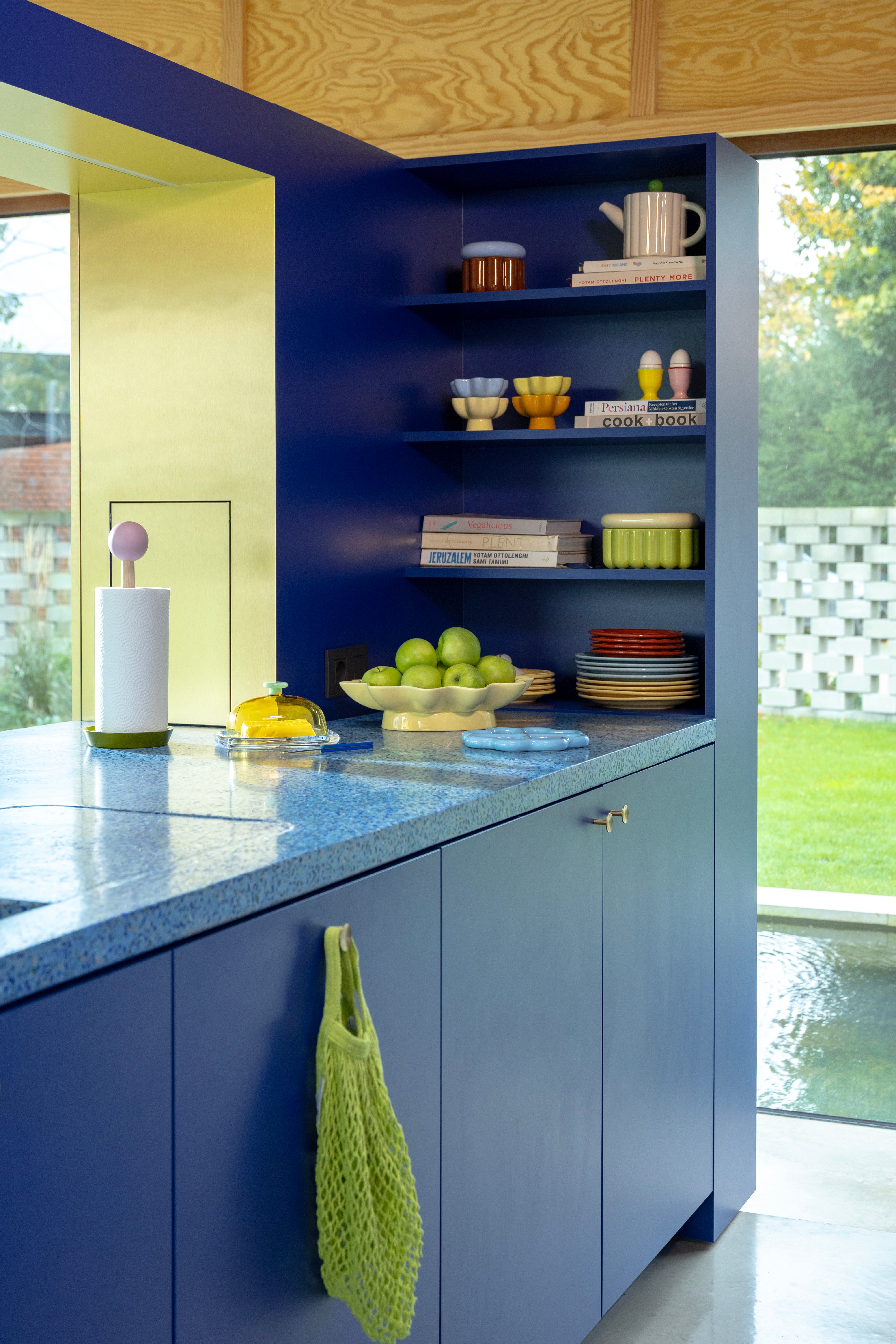 Dřevěný stojan na papírové utěrky HALMA se zelenou a růžovou barvou