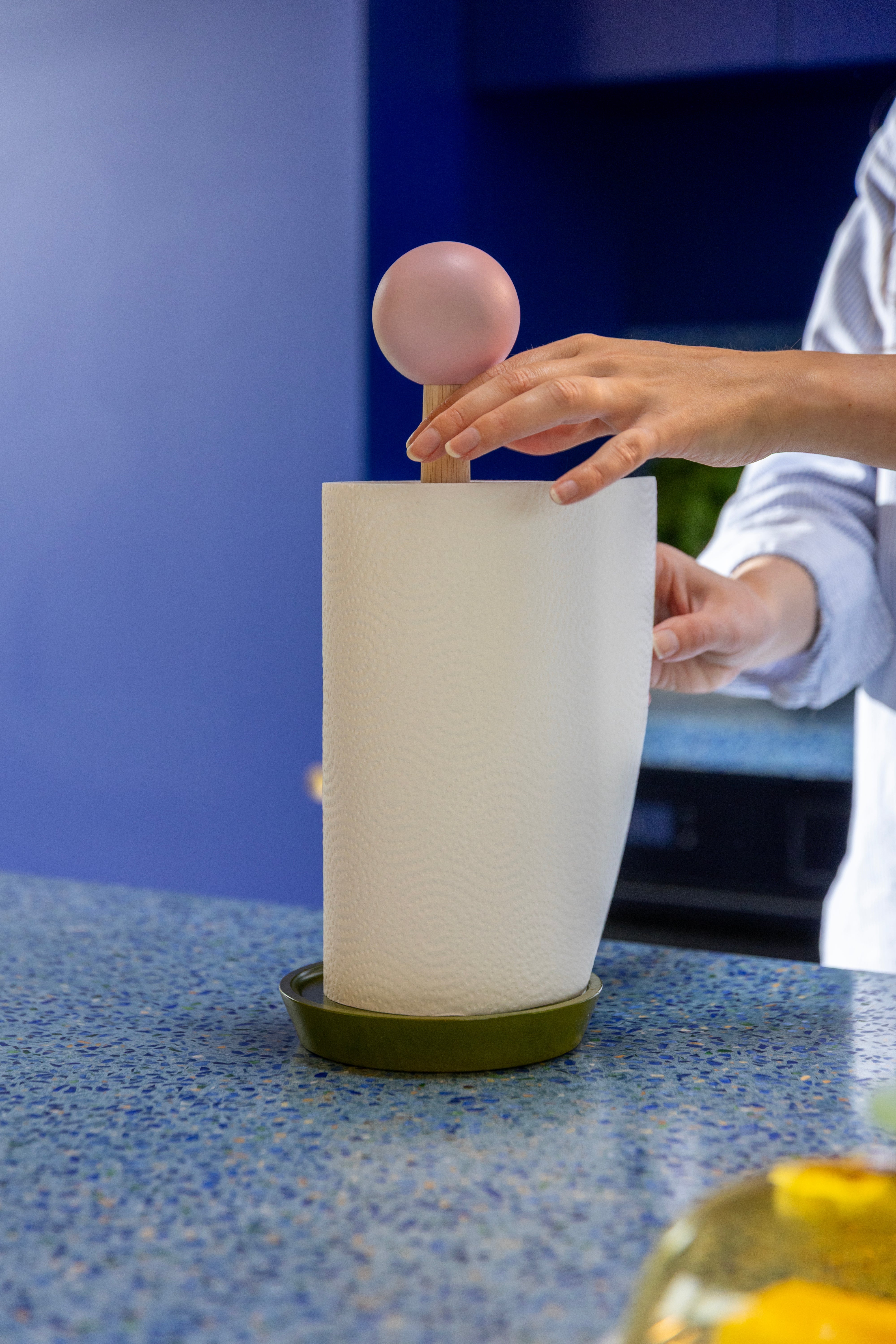 Dřevěný stojan na papírové utěrky HALMA se zelenou a růžovou barvou