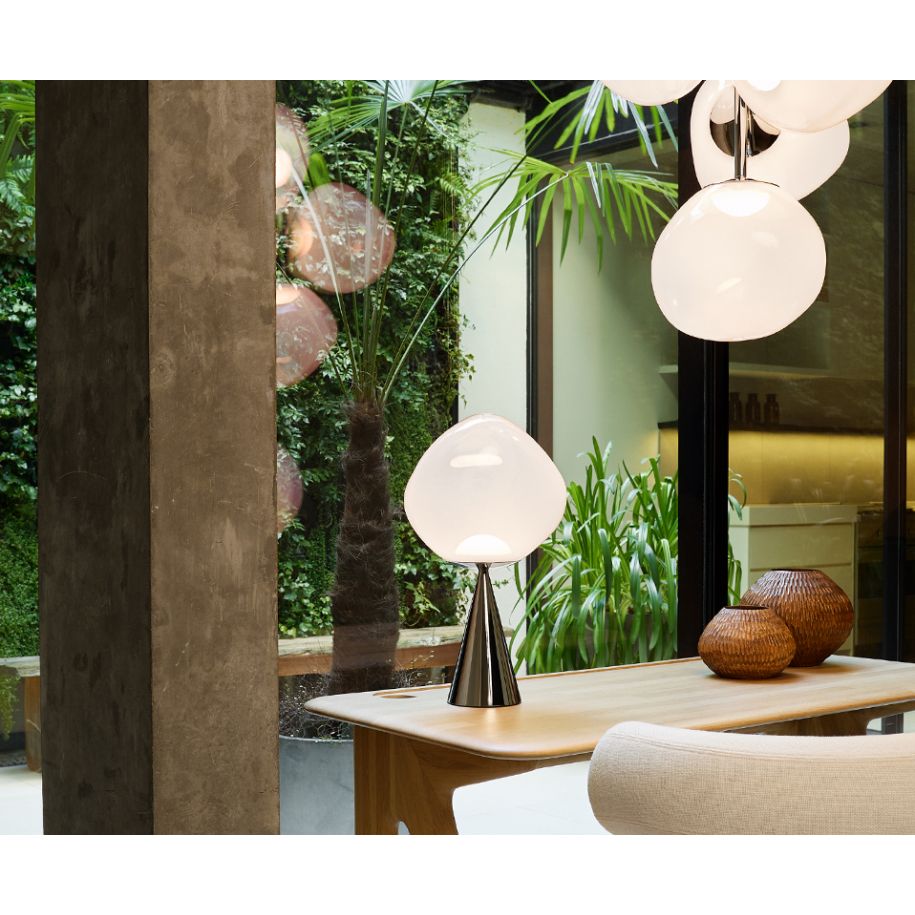 Stolní lampa MELT opalizující se stříbrným podstavcem