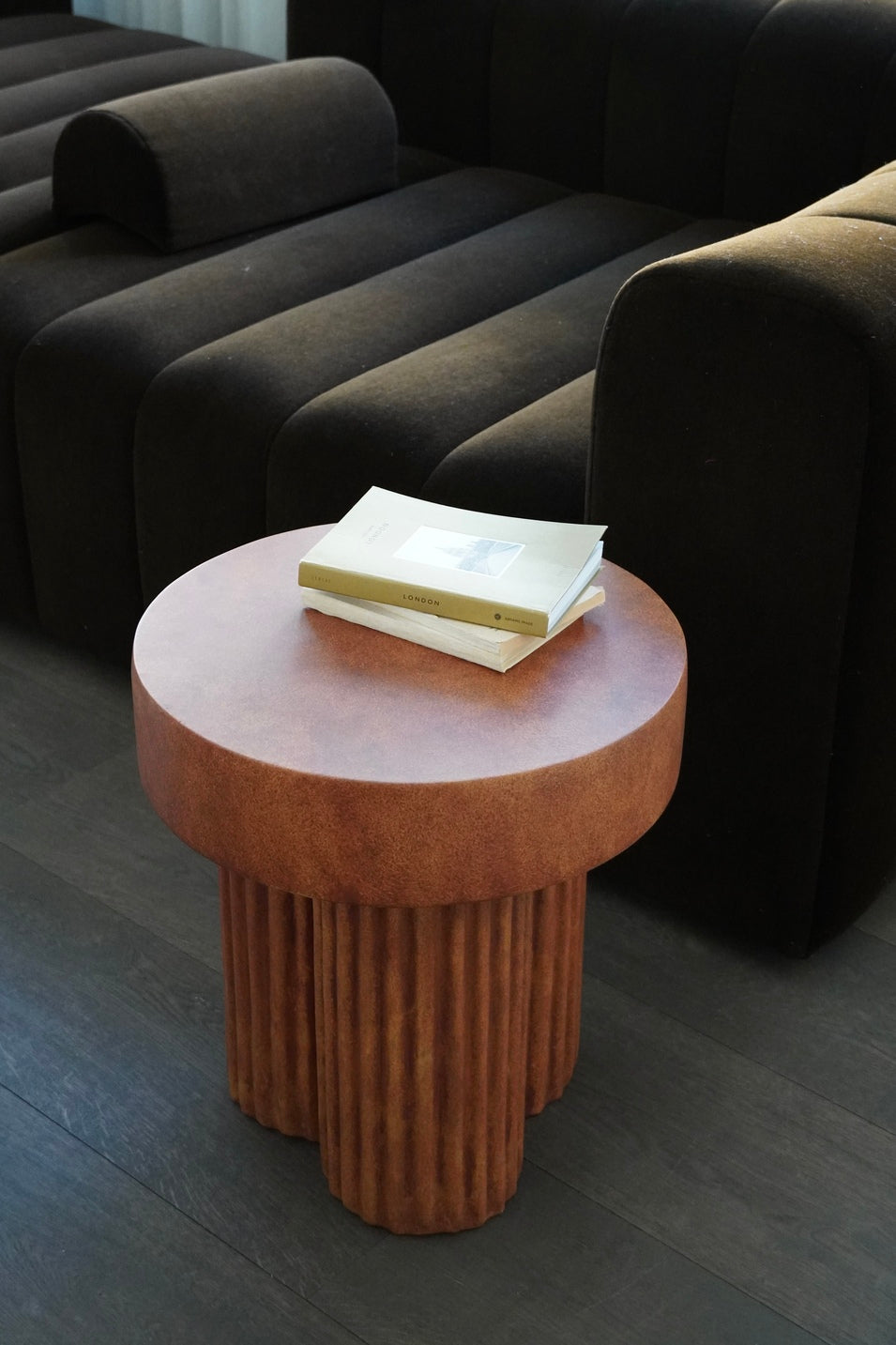 Stolik boczny GEAR brązowy beton