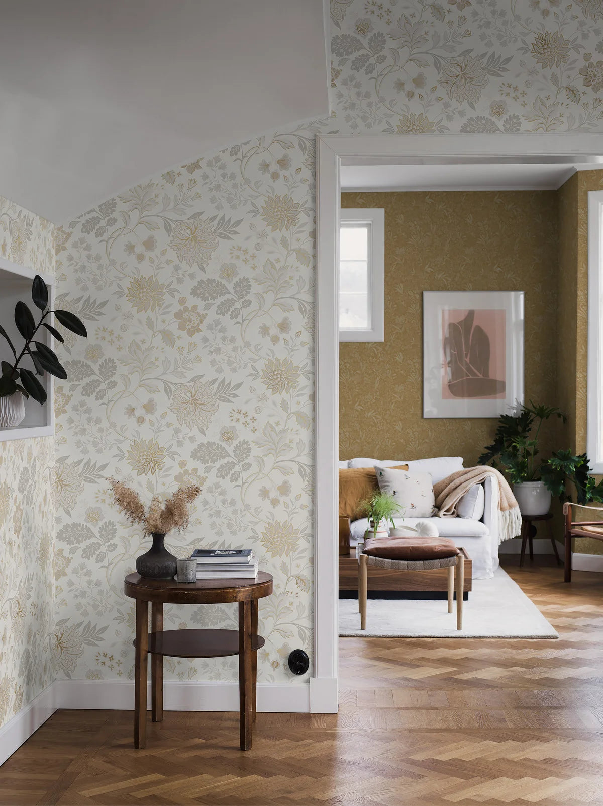 Papírová flizelinová tapeta s rostlinným vzorem ALICIA teplá bílá s béžovou