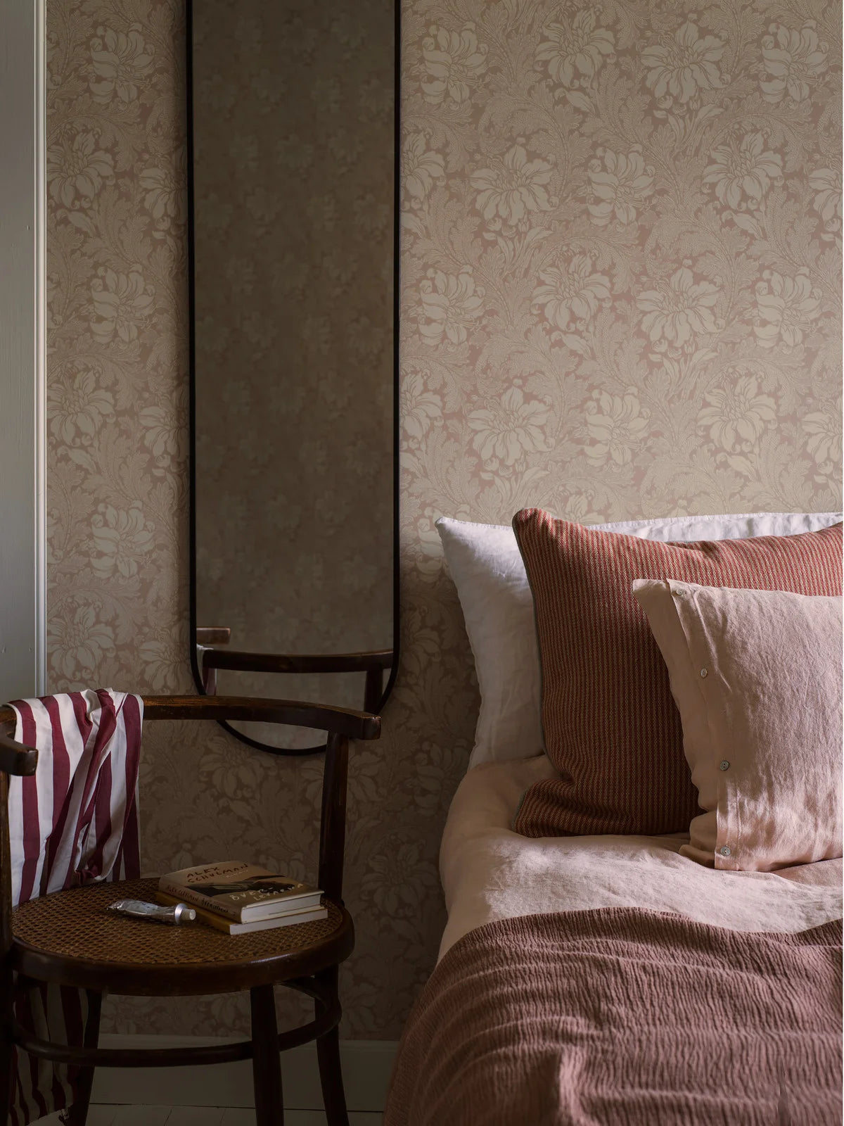 Non-woven paper wallpaper with a plant pattern ACANTHUS in salmon pink