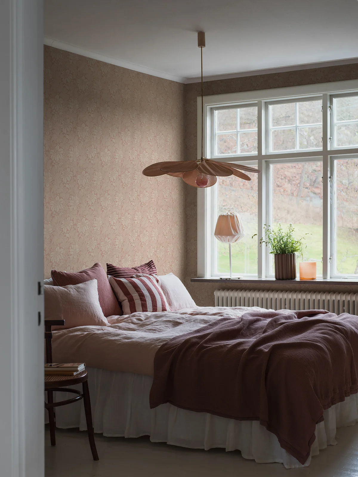 Non-woven paper wallpaper with a plant pattern ACANTHUS in salmon pink