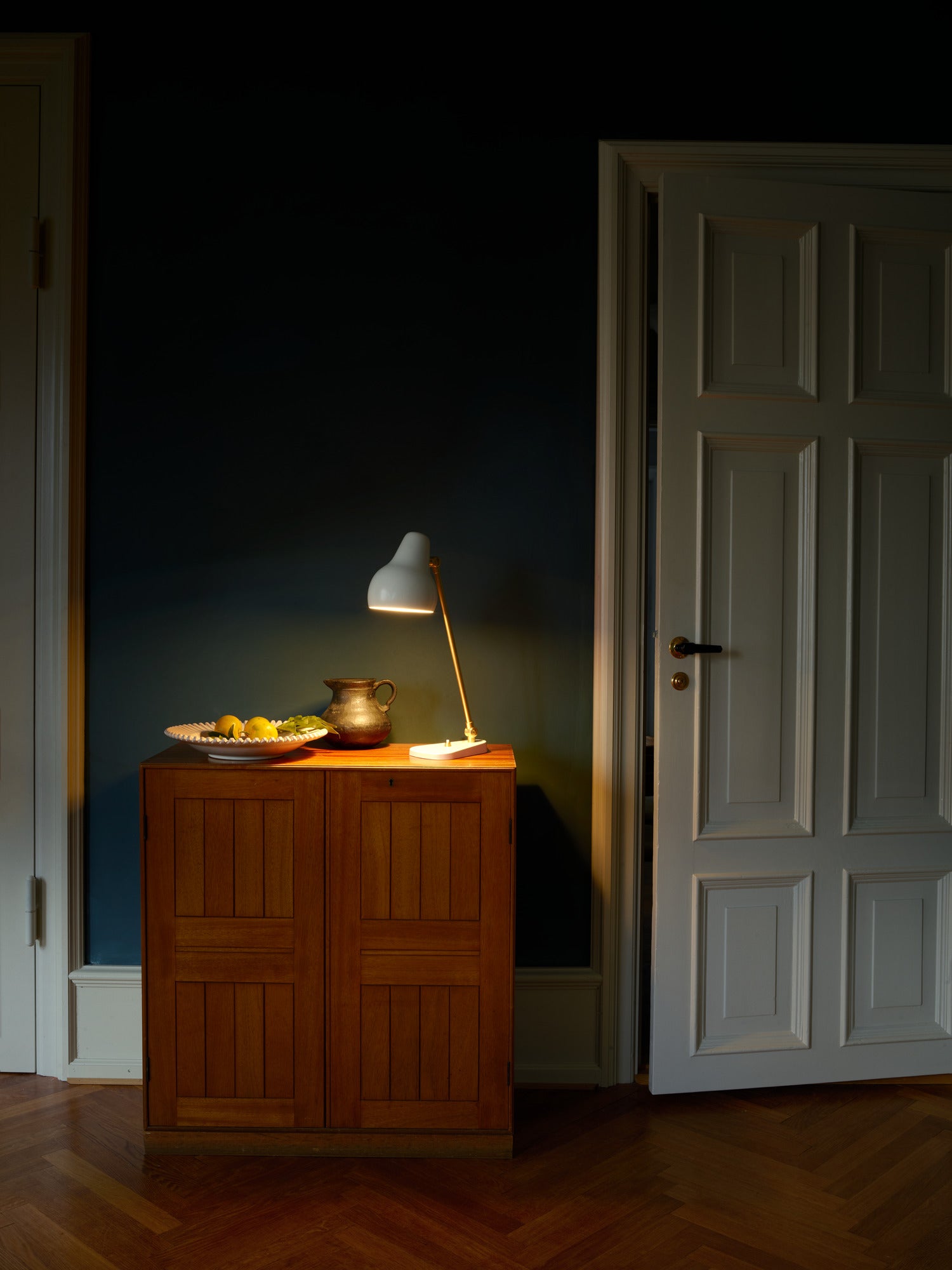 Lampa stołowa VL 38 biały ze złotym wykończeniem