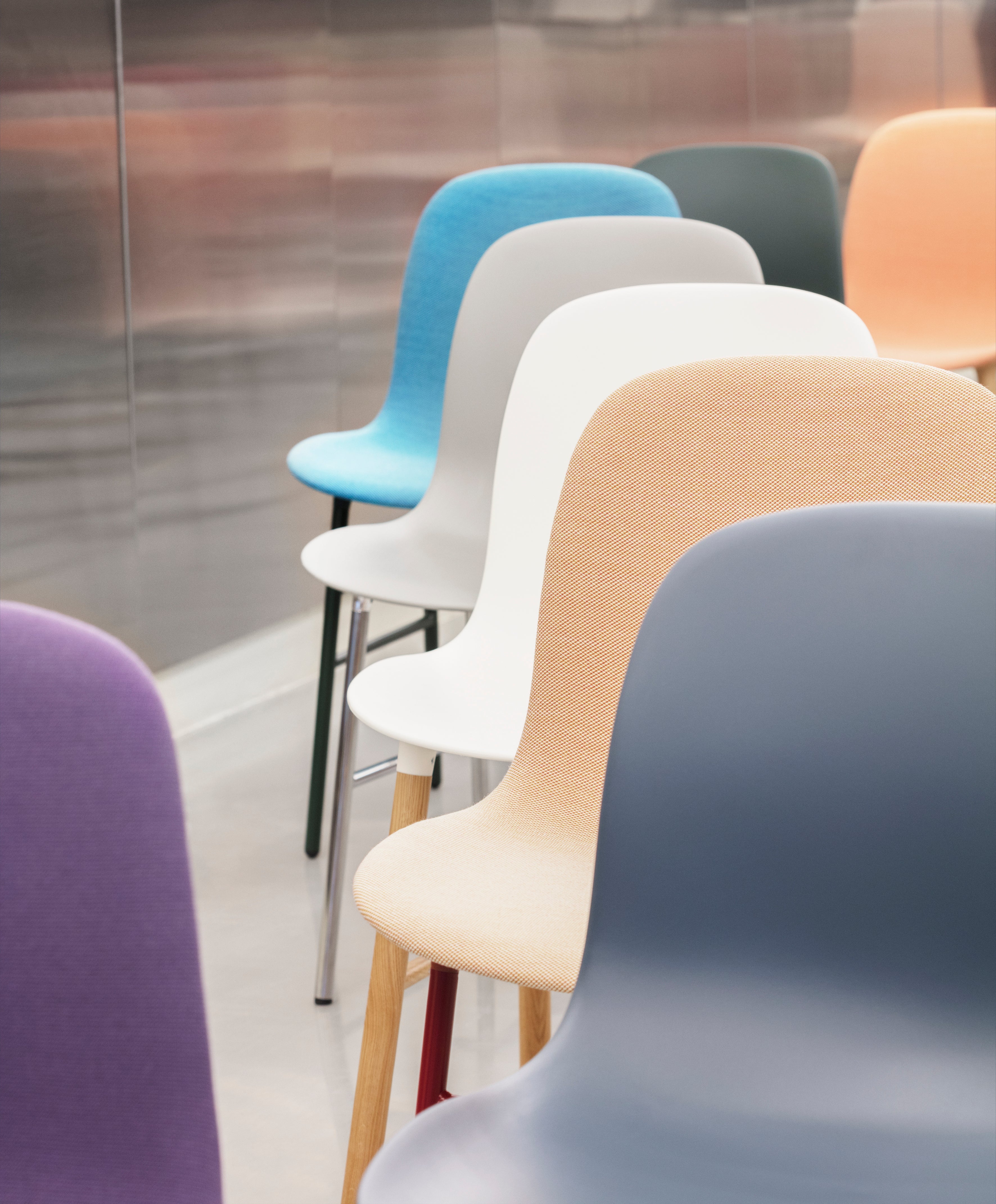 Čalouněné křeslo FORM s ořechovým podstavcem