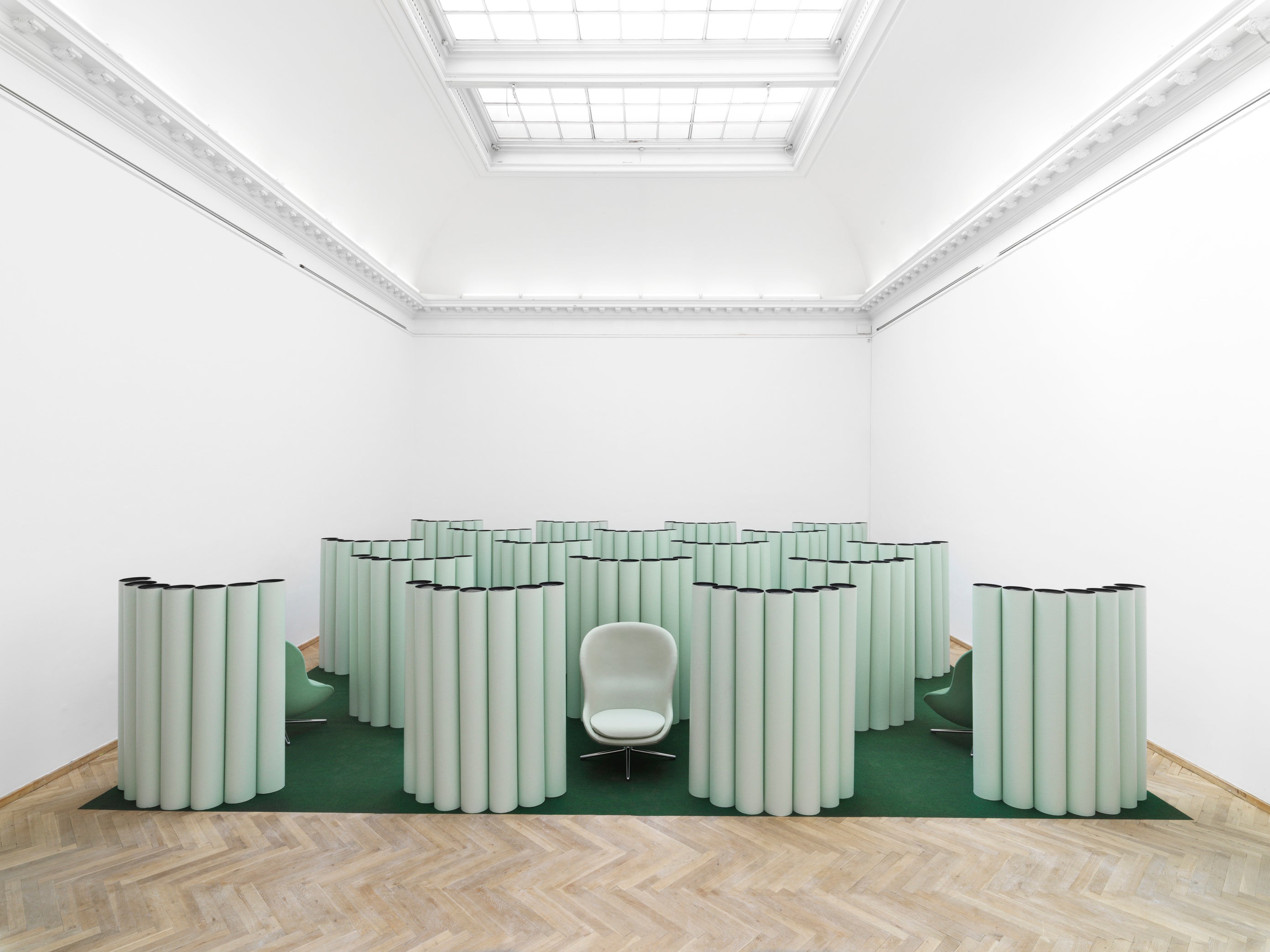 Čalouněné křeslo HYG HIGH s černým podstavcem