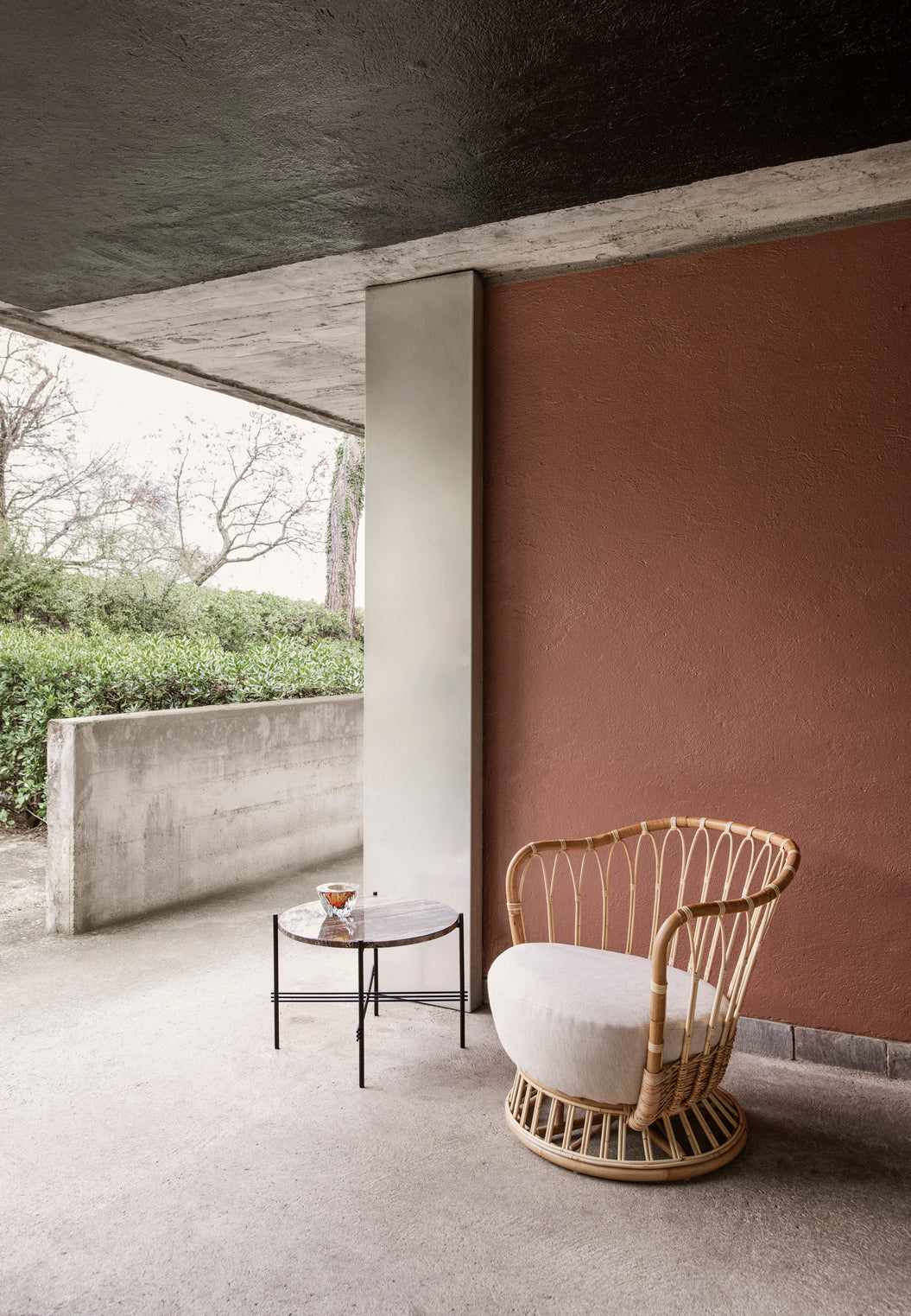 Křeslo GRACE čalouněné s ratanovým podstavcem