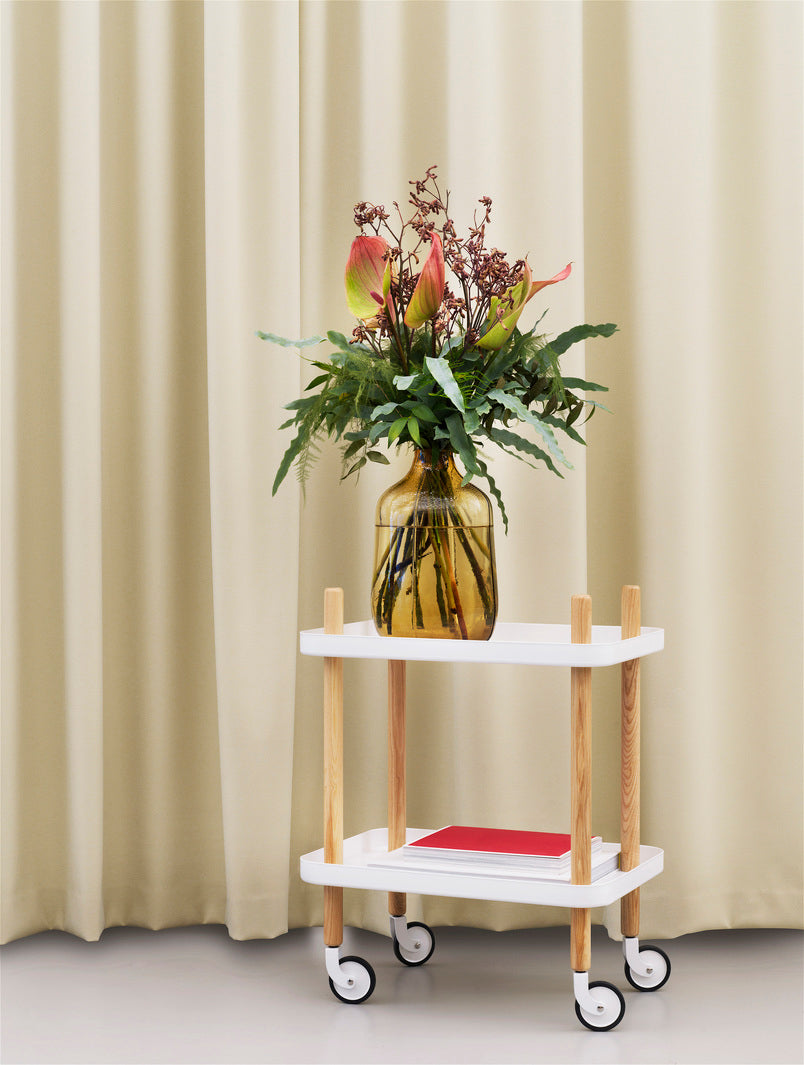 Bílý vozík na kolečkách BLOCK s jasanovými nohami