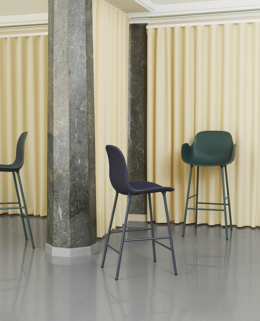 Barová židle FORM černá