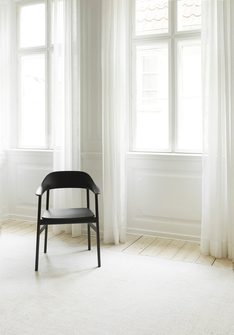 Chair with armrests Herit Gray with a natural oak base