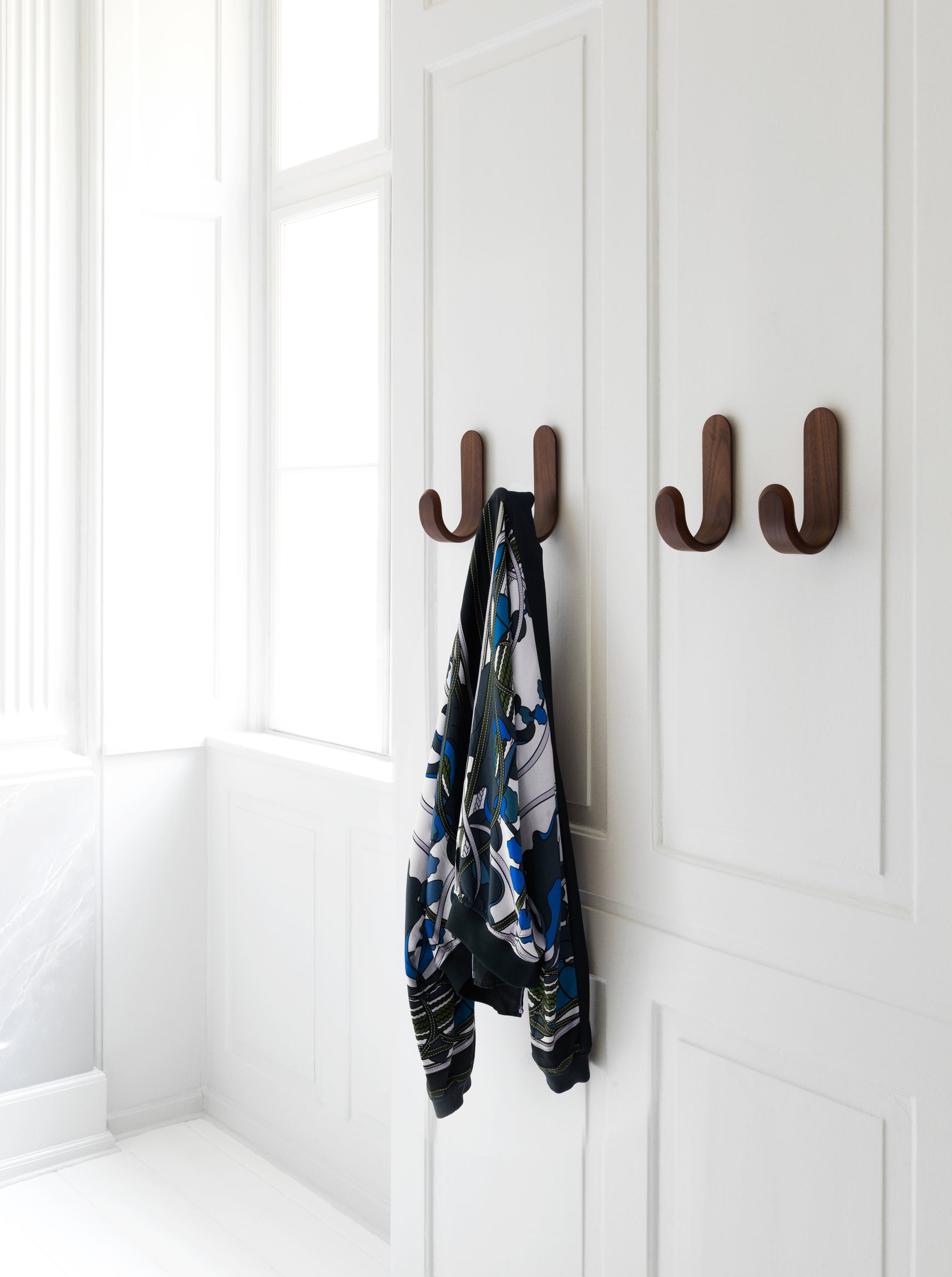 Wieszak CURVE drewno orzechowe