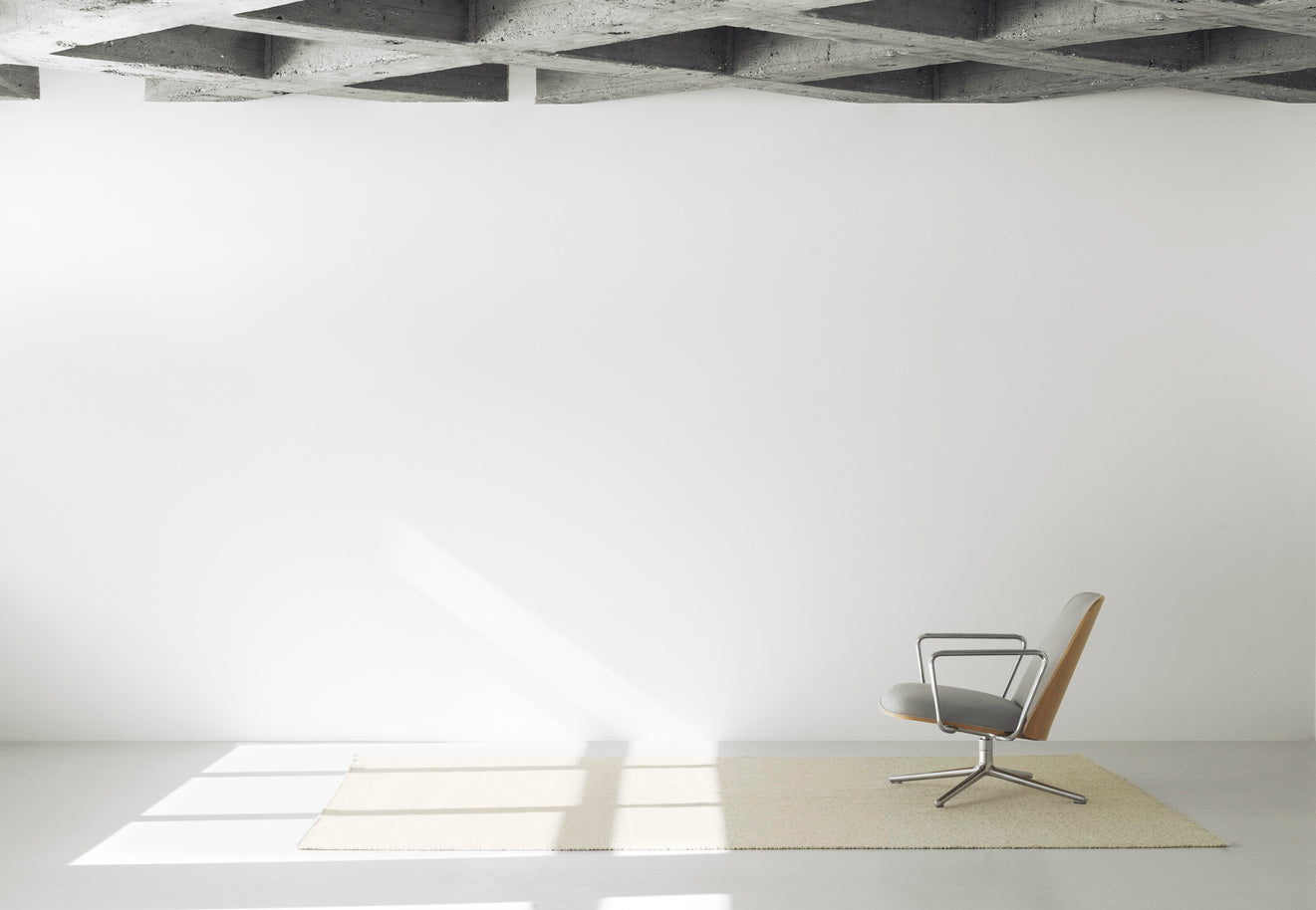 Otáčecí křeslo PAD LOW černé jasanové dýhy s hliníkovou základnou