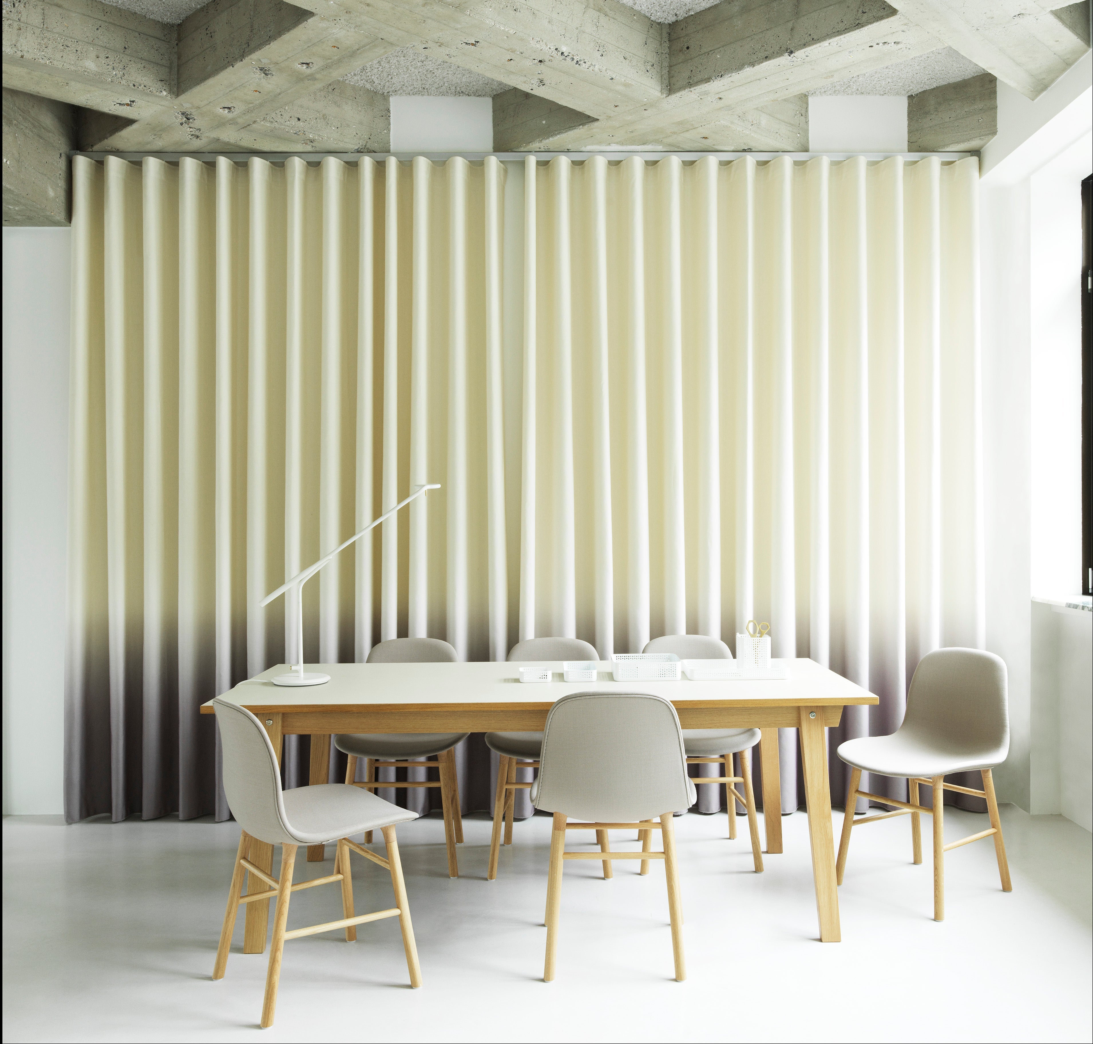 Čalouněné křeslo FORM s ořechovým podstavcem