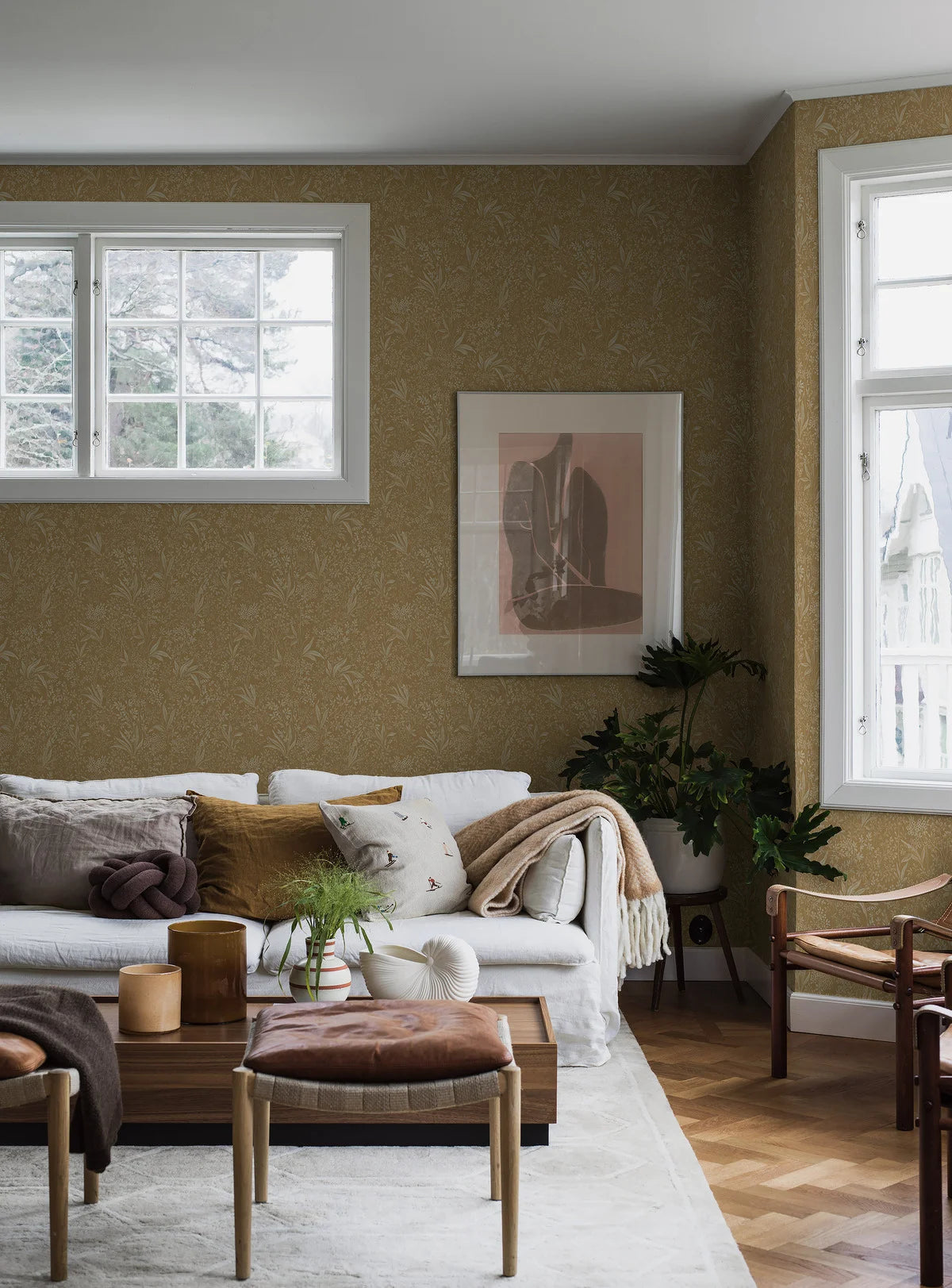 Non-woven paper wallpaper with a plant pattern NOCTURNE gold with beige