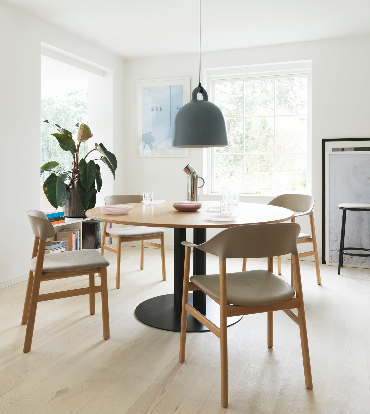 Kulatý stůl SCALA s dýhovanou deskou a černou základnou