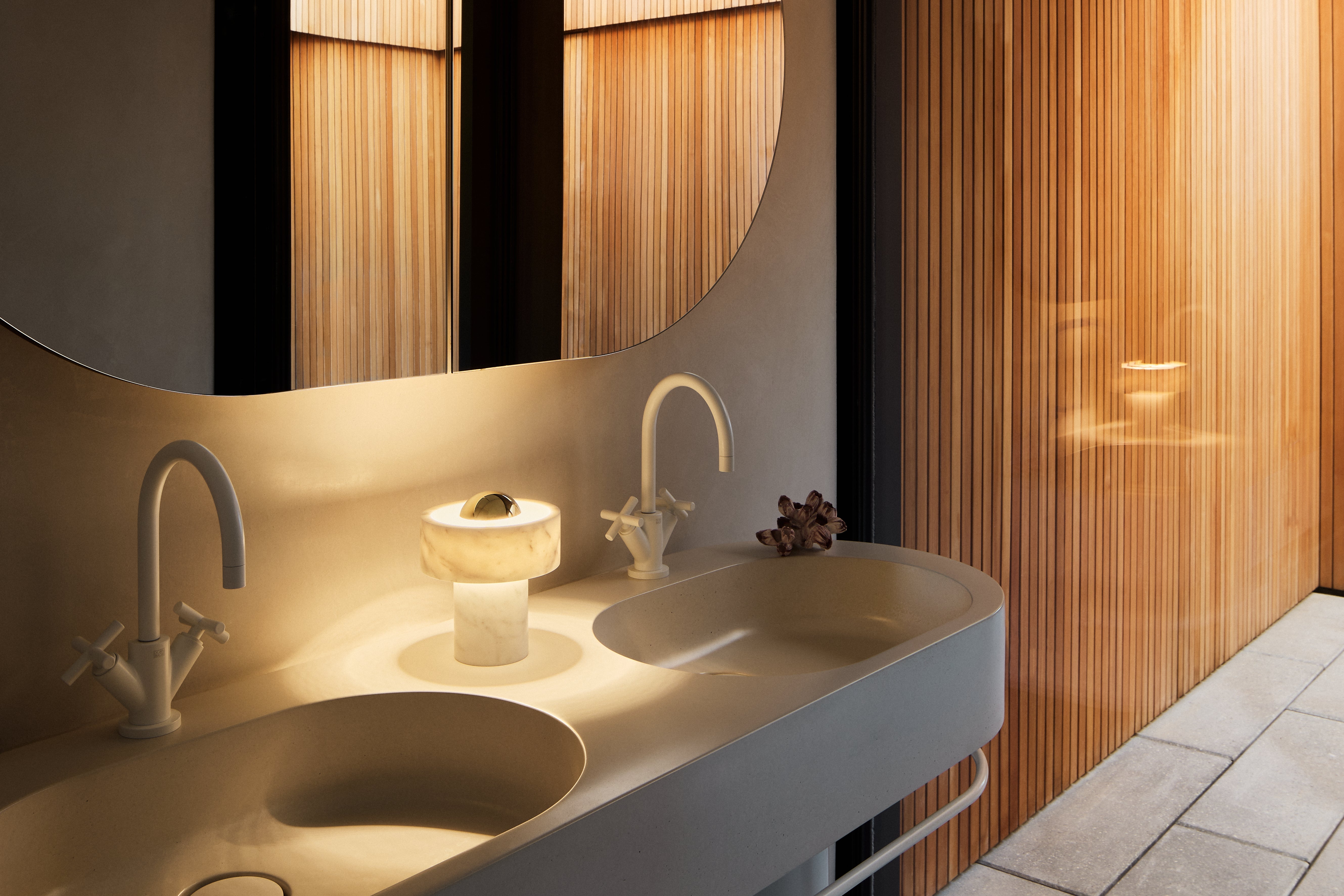 Přenosná lampa STONE mramor se zlatým povrchem