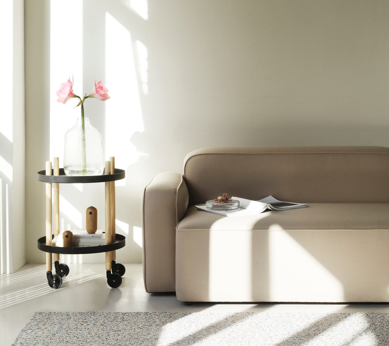 Kulatý vozík na kolečkách BLOCK černý s jasanovými nohami