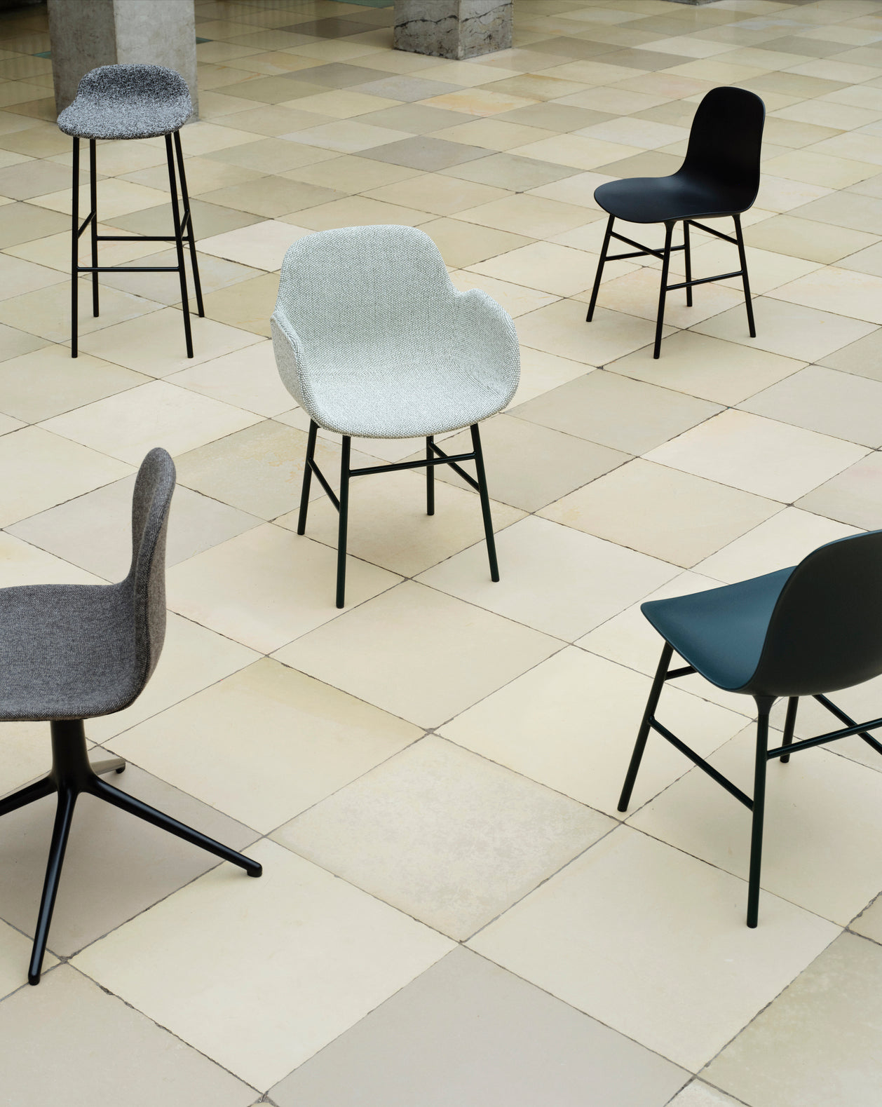 Čalouněné křeslo s opěrkami FORM s mořsky modrým podstavcem