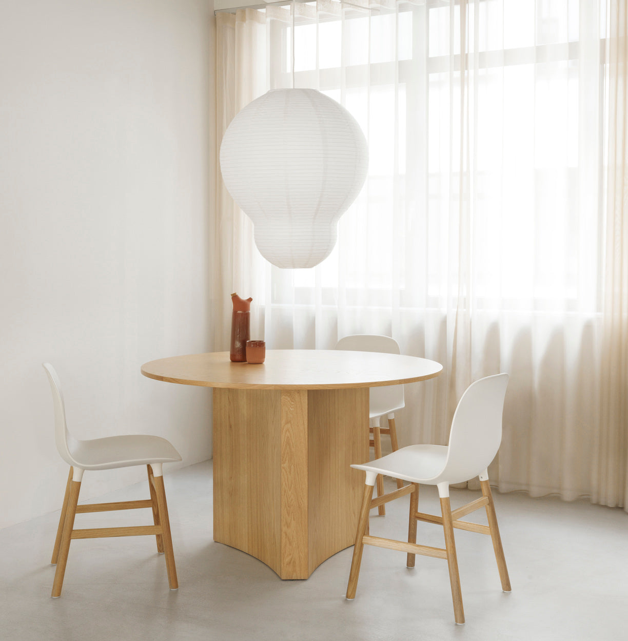 Chair Blue forms with an oak base
