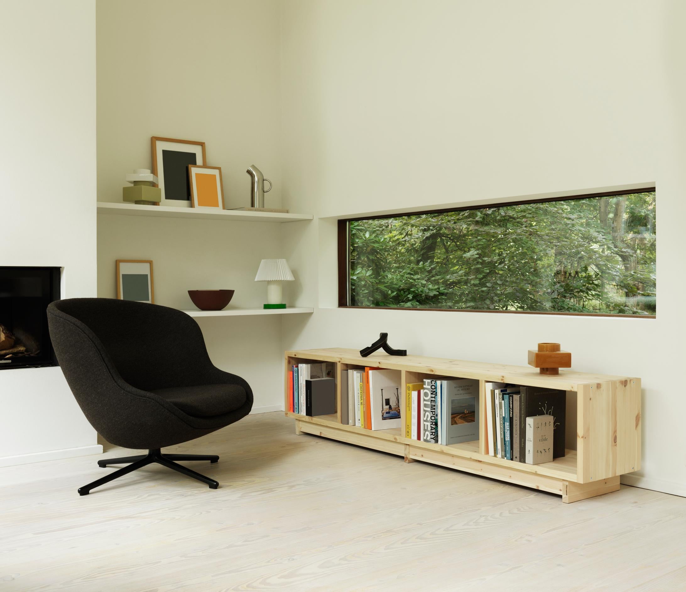 Hyg Low armchair with an aluminum base