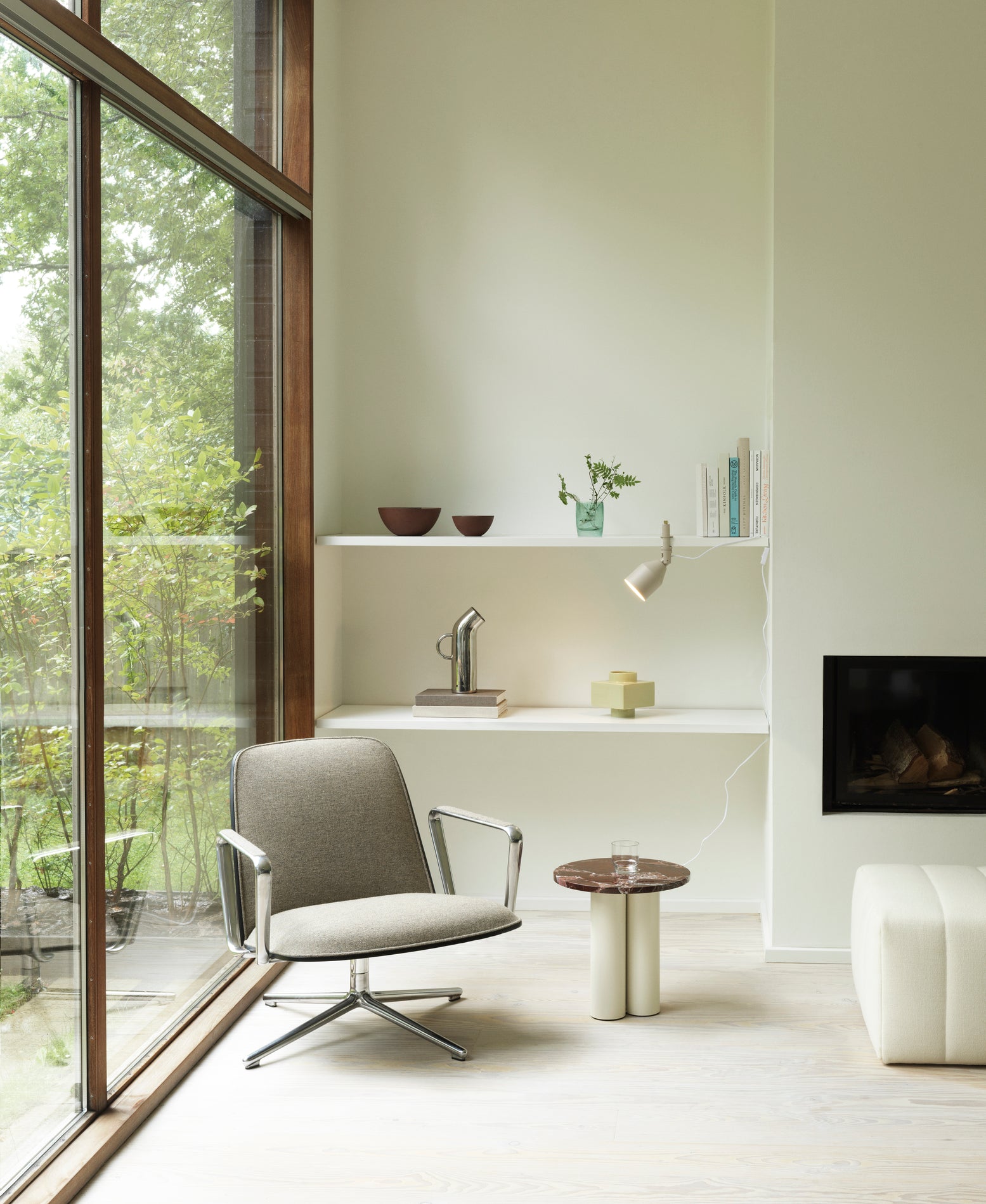 Čalouněné křeslo PAD LOW dubová dýha se šedým podstavcem